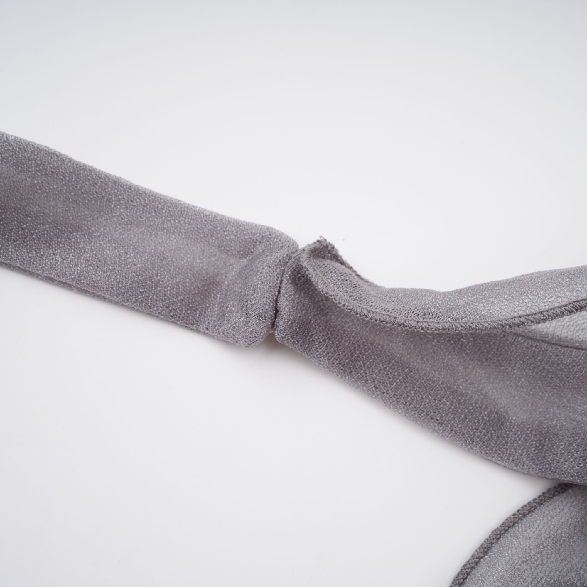 Hannabella – Graues, asymmetrisches Minikleid mit Rüschen und Blumenmuster