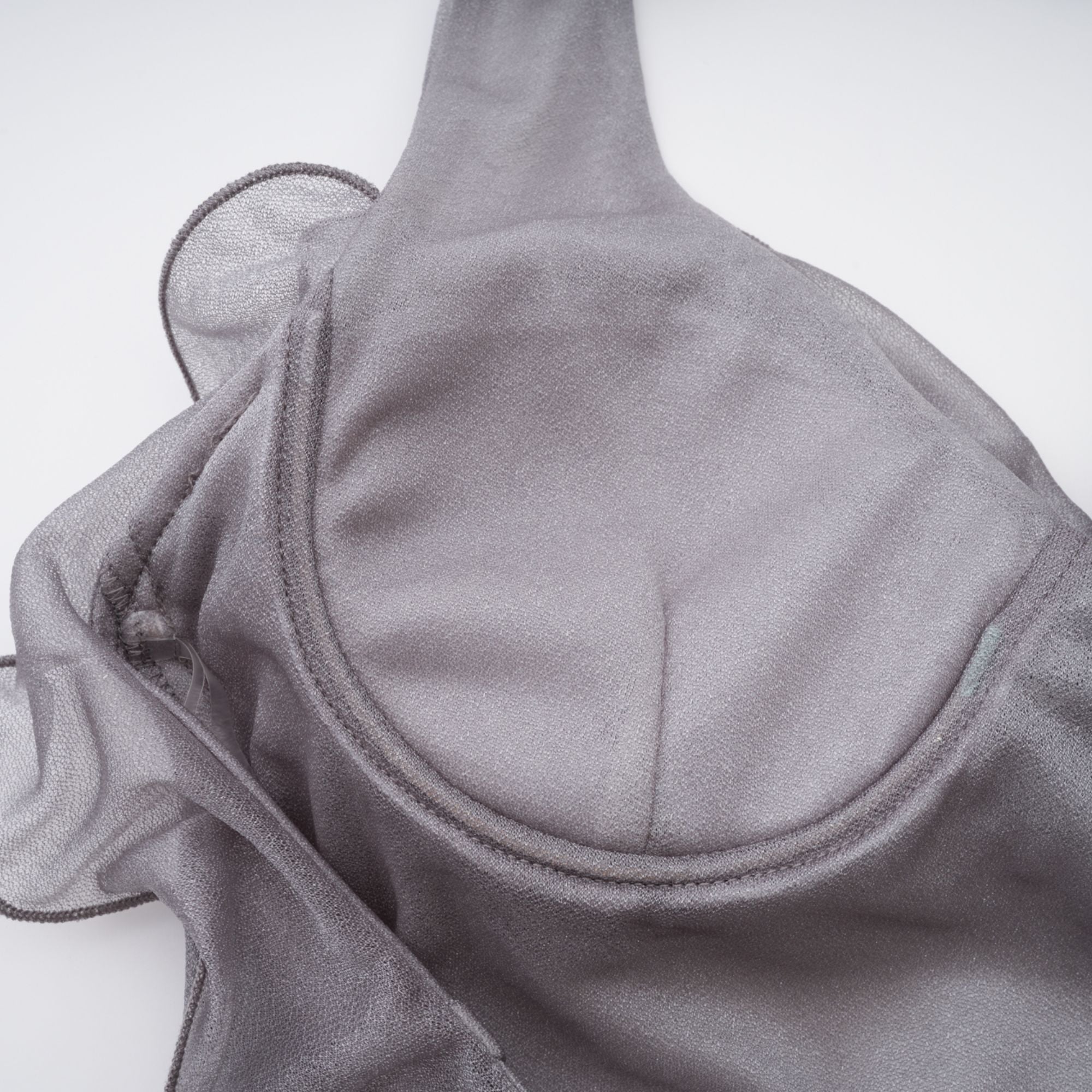 Hannabella – Graues, asymmetrisches Minikleid mit Rüschen und Blumenmuster