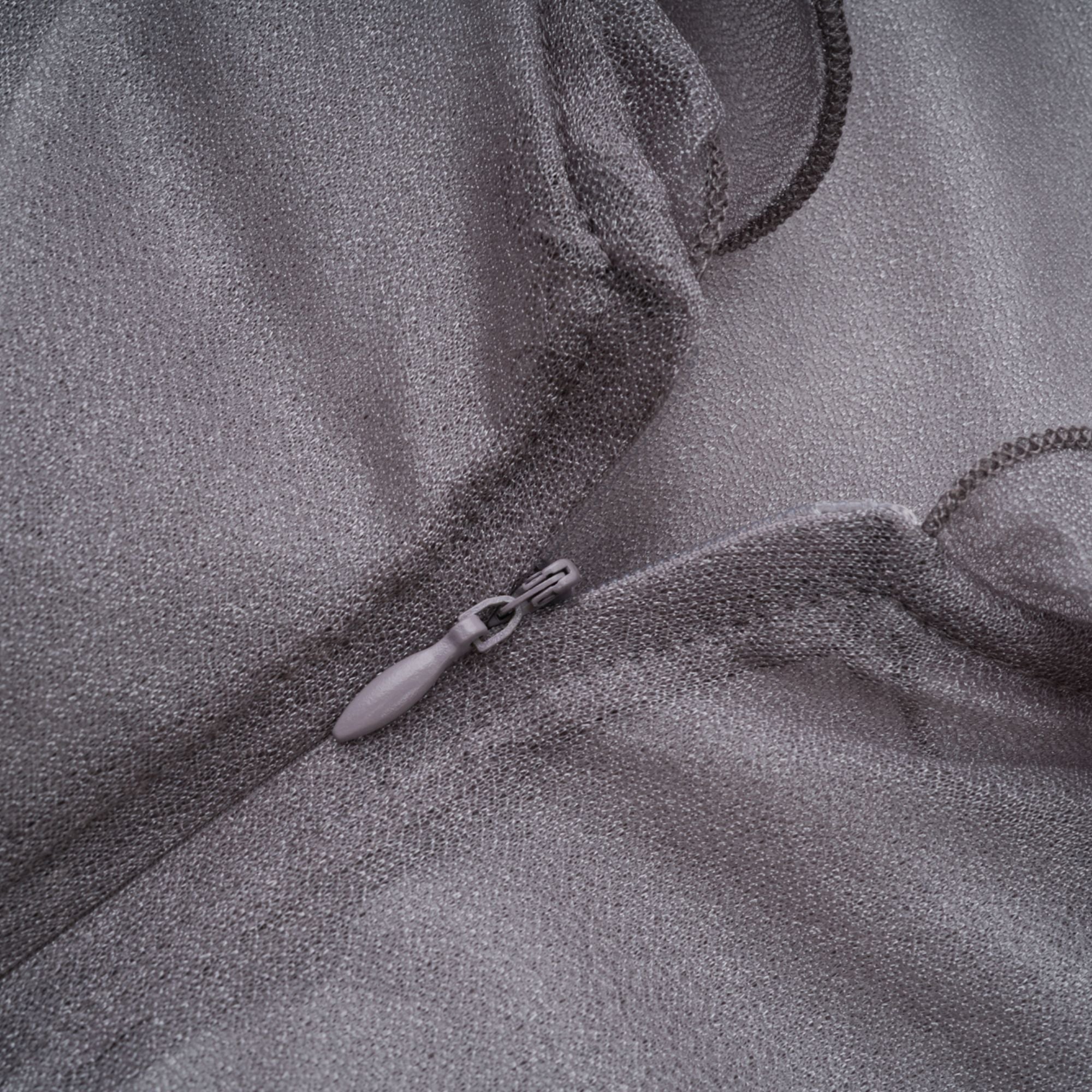 Hannabella – Graues, asymmetrisches Minikleid mit Rüschen und Blumenmuster