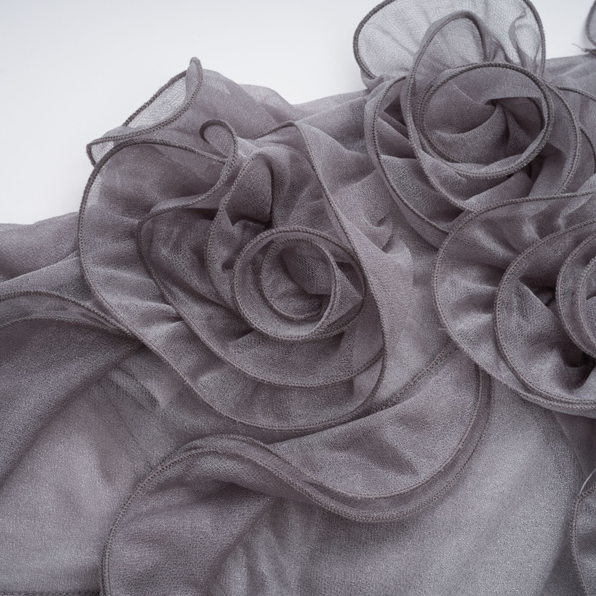 Hannabella – Graues, asymmetrisches Minikleid mit Rüschen und Blumenmuster