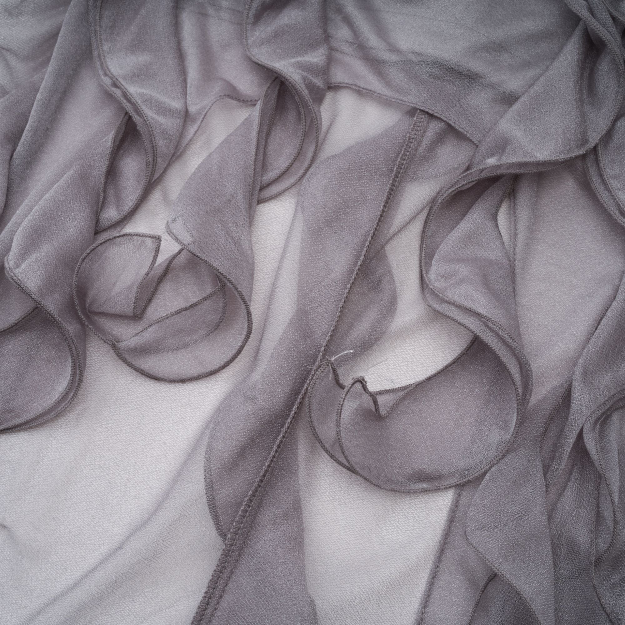 Hannabella – Graues, asymmetrisches Minikleid mit Rüschen und Blumenmuster