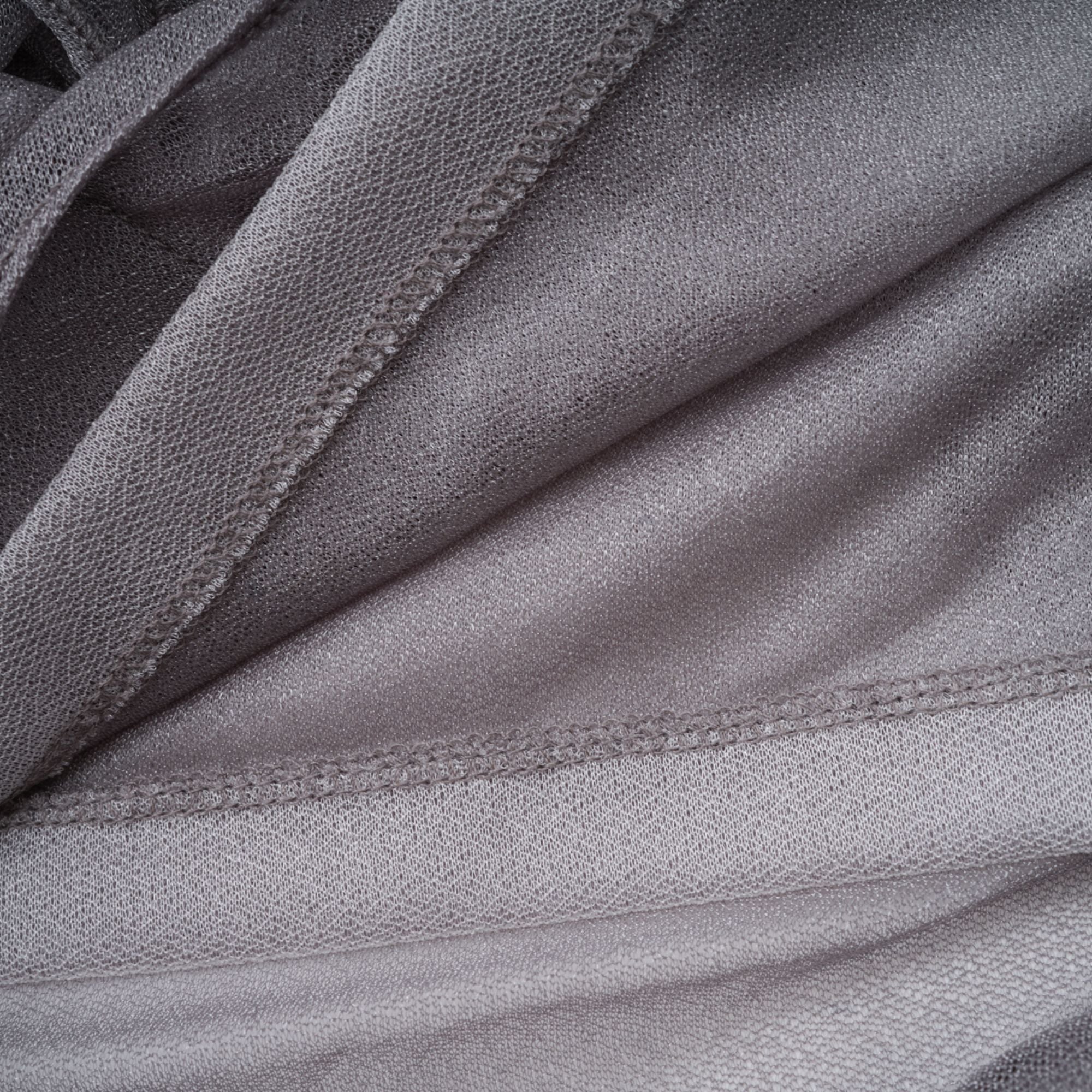 Hannabella – Graues, asymmetrisches Minikleid mit Rüschen und Blumenmuster