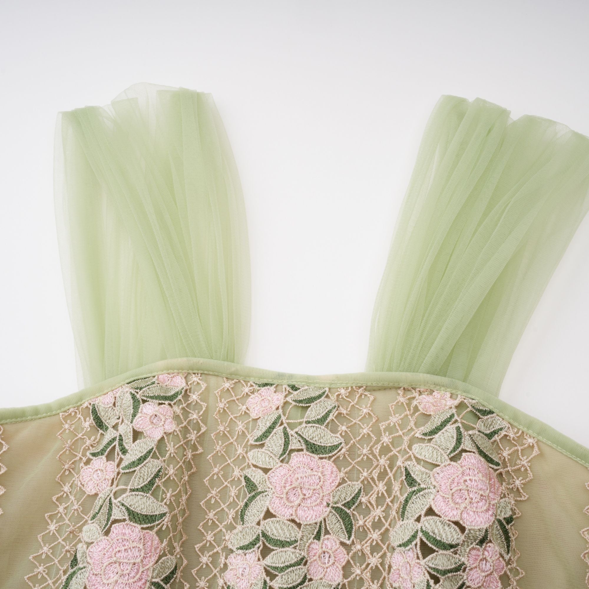 Eleni – Grünes Midikleid mit Tülleinsatz und Blumenmuster