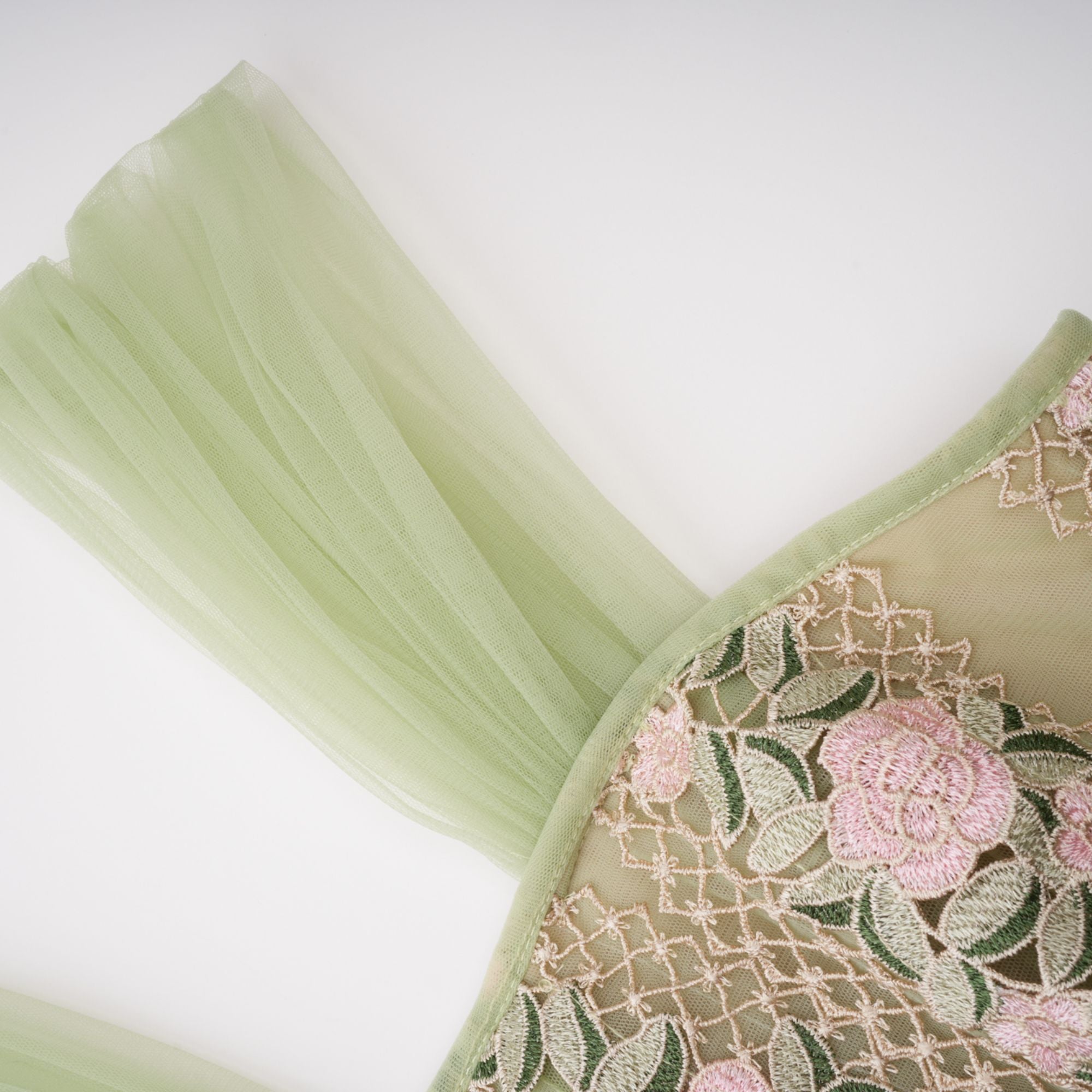 Eleni – Grünes Midikleid mit Tülleinsatz und Blumenmuster