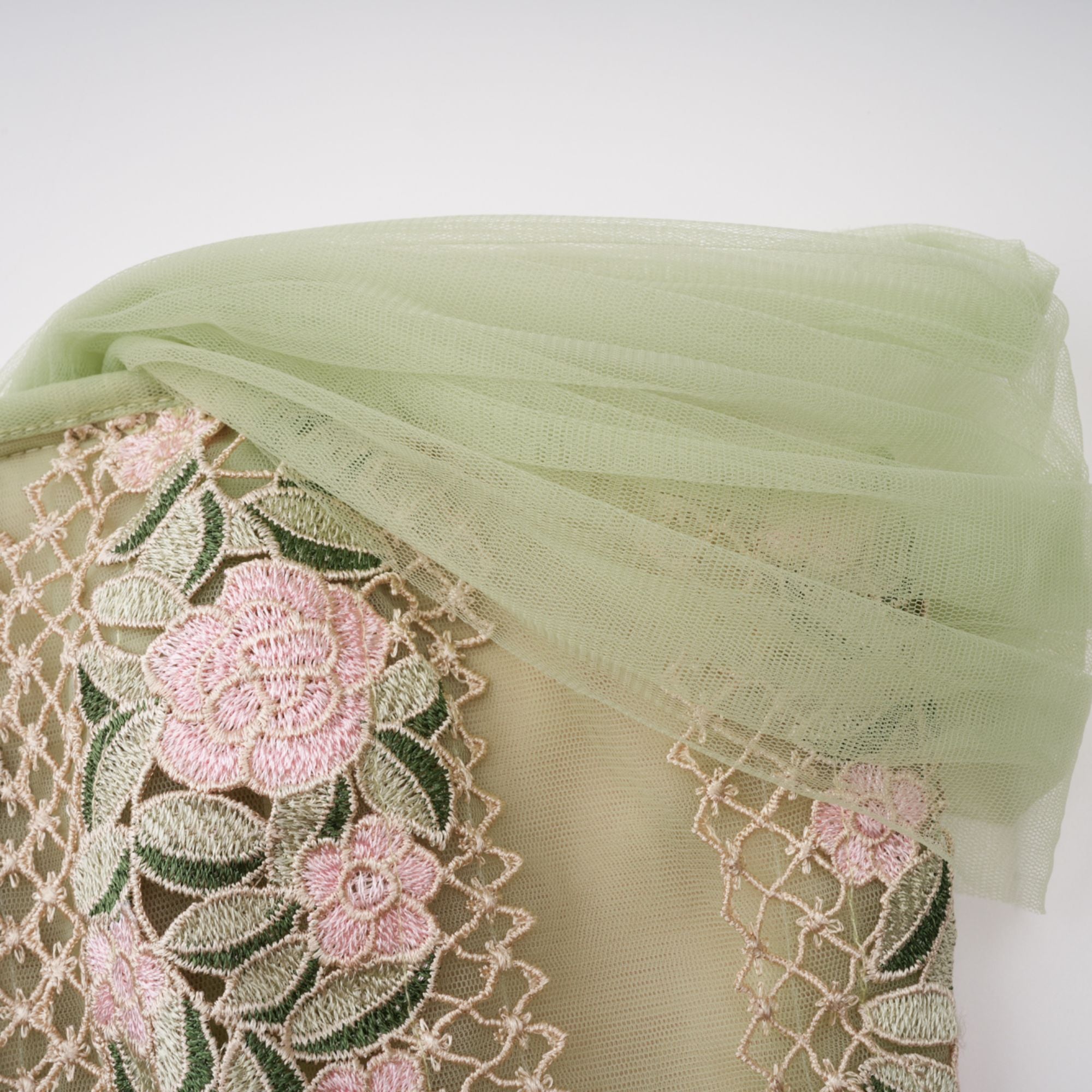 Eleni – Grünes Midikleid mit Tülleinsatz und Blumenmuster