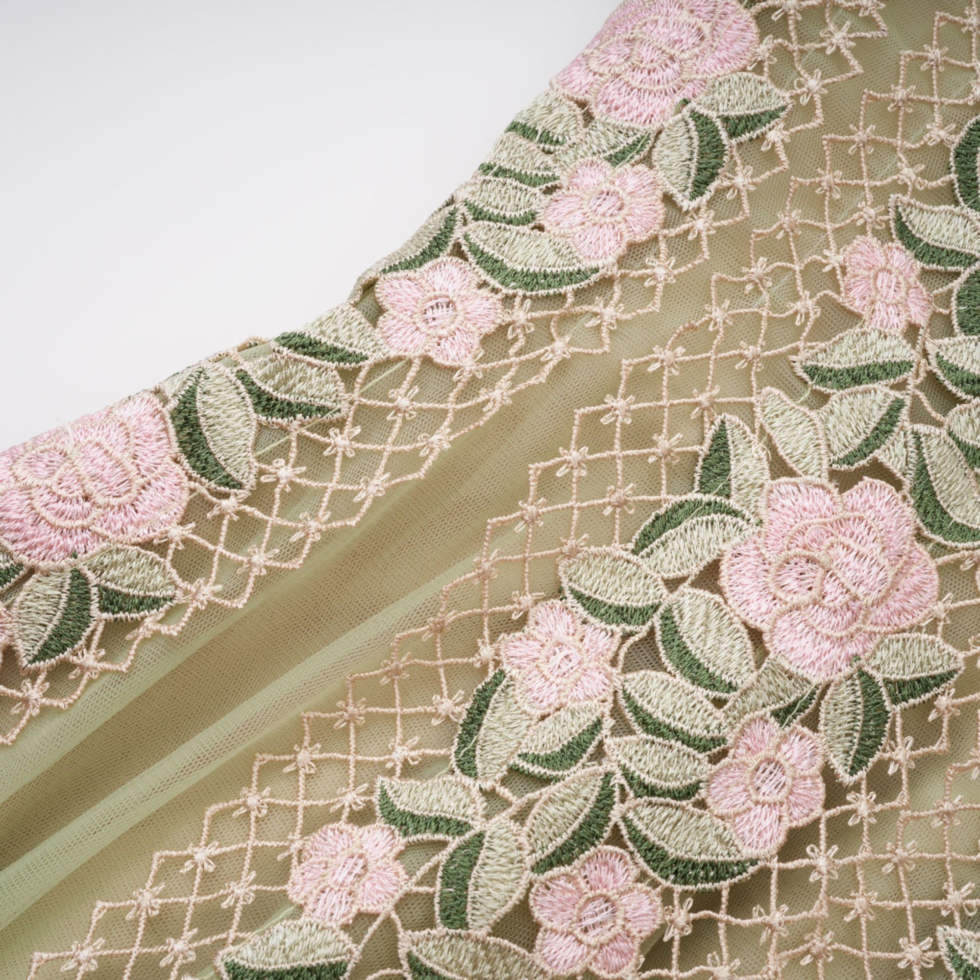 Eleni – Grünes Midikleid mit Tülleinsatz und Blumenmuster