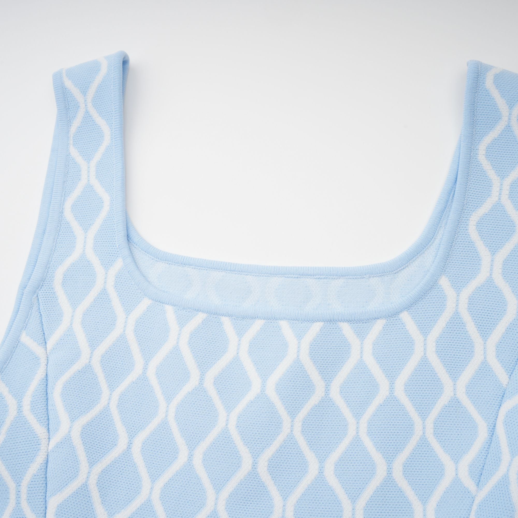 فستان قصير بدون أكمام من تصميم هيلين بنمط الجاكار 