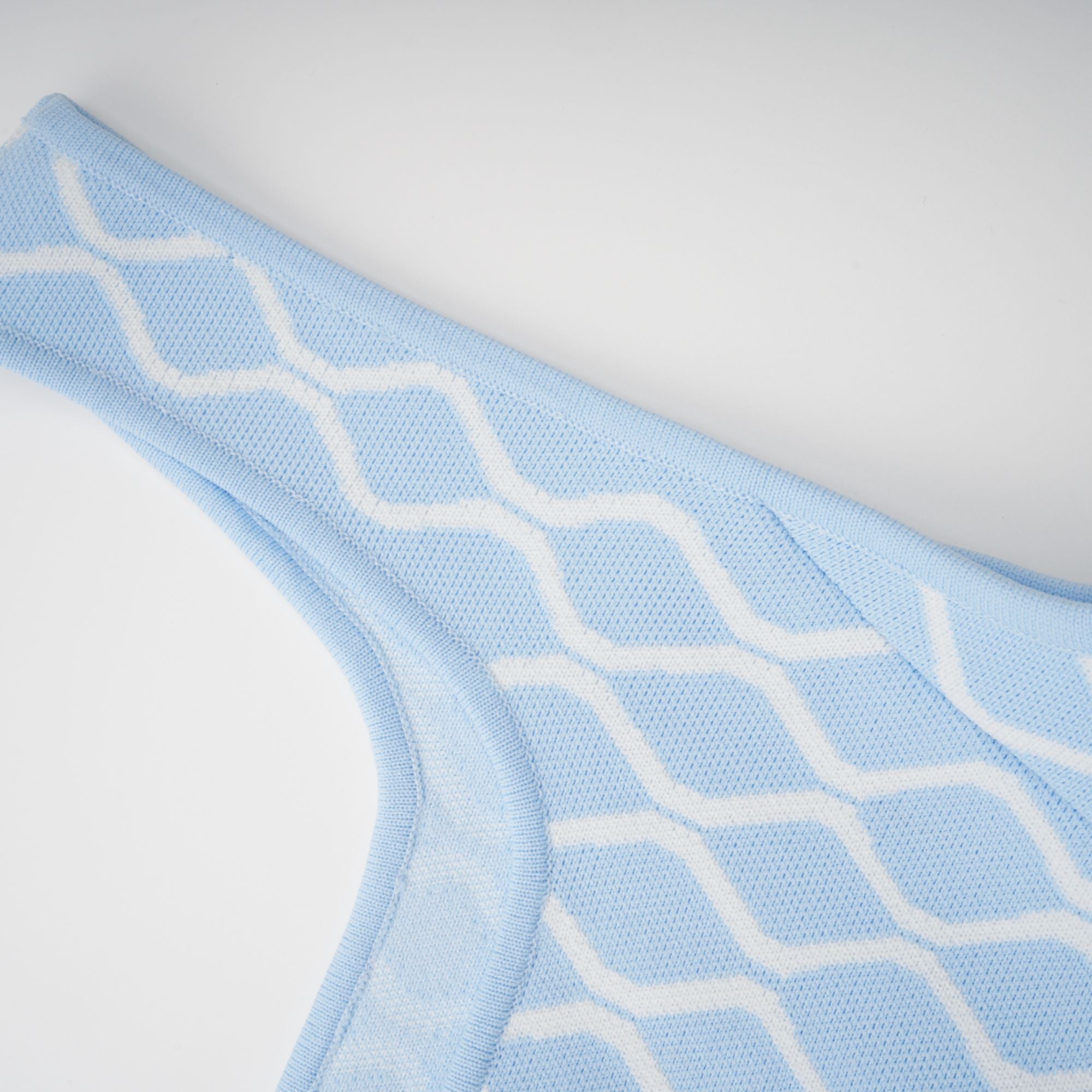 فستان قصير بدون أكمام من تصميم هيلين بنمط الجاكار 