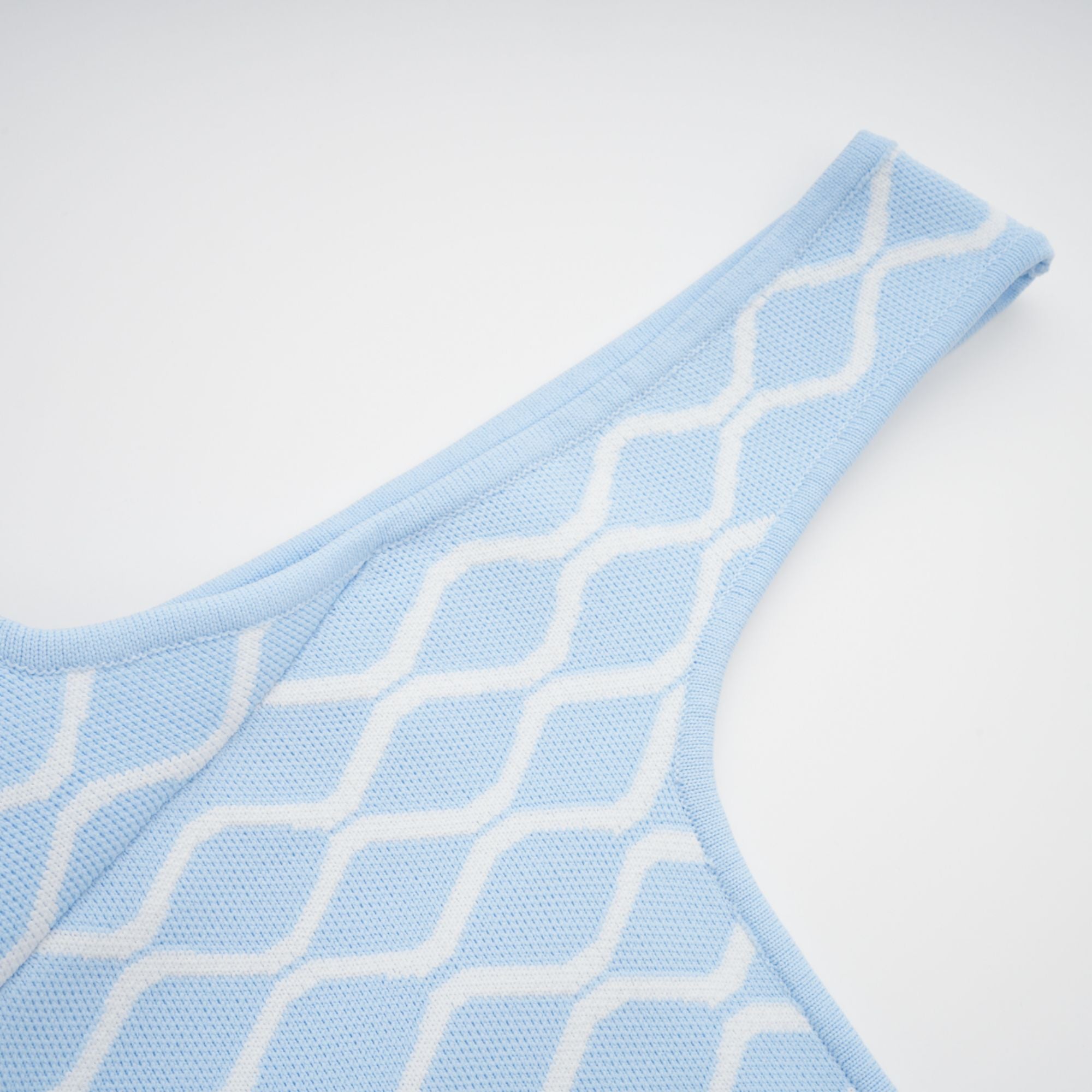 فستان قصير بدون أكمام من تصميم هيلين بنمط الجاكار 