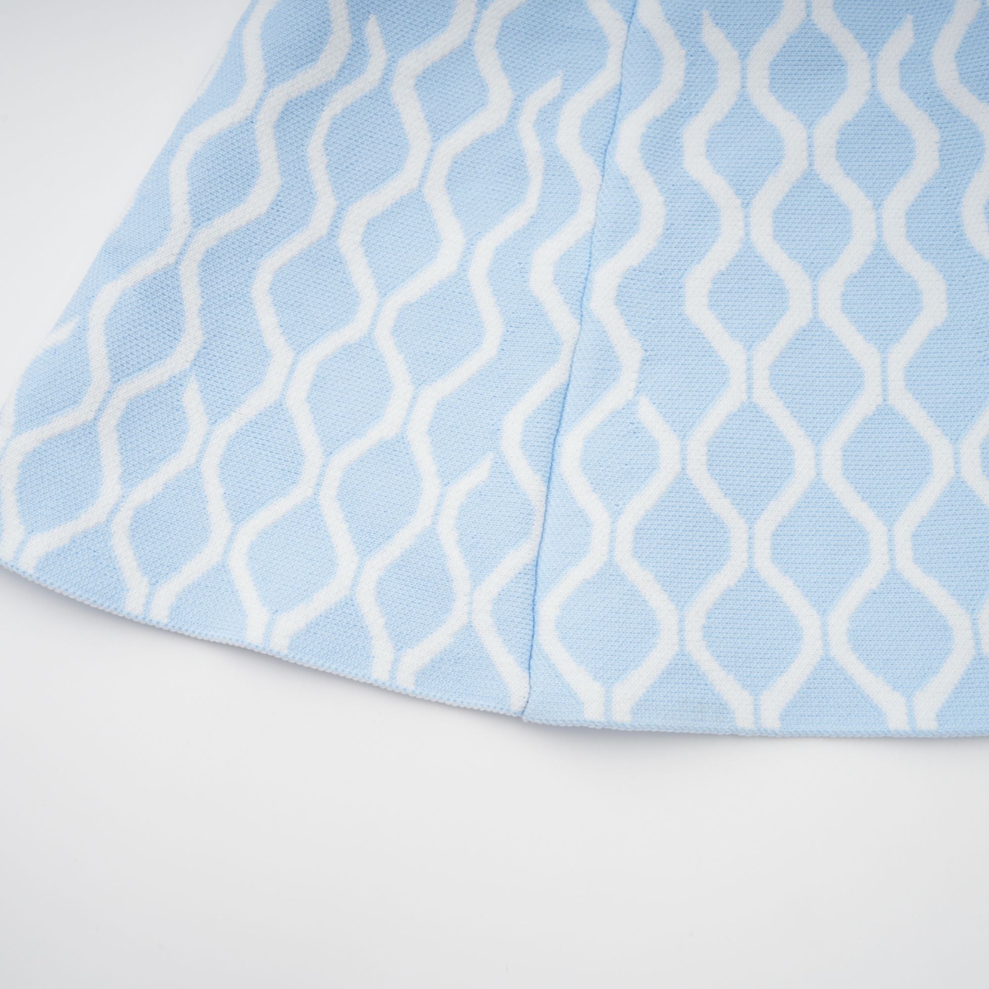 فستان قصير بدون أكمام من تصميم هيلين بنمط الجاكار 