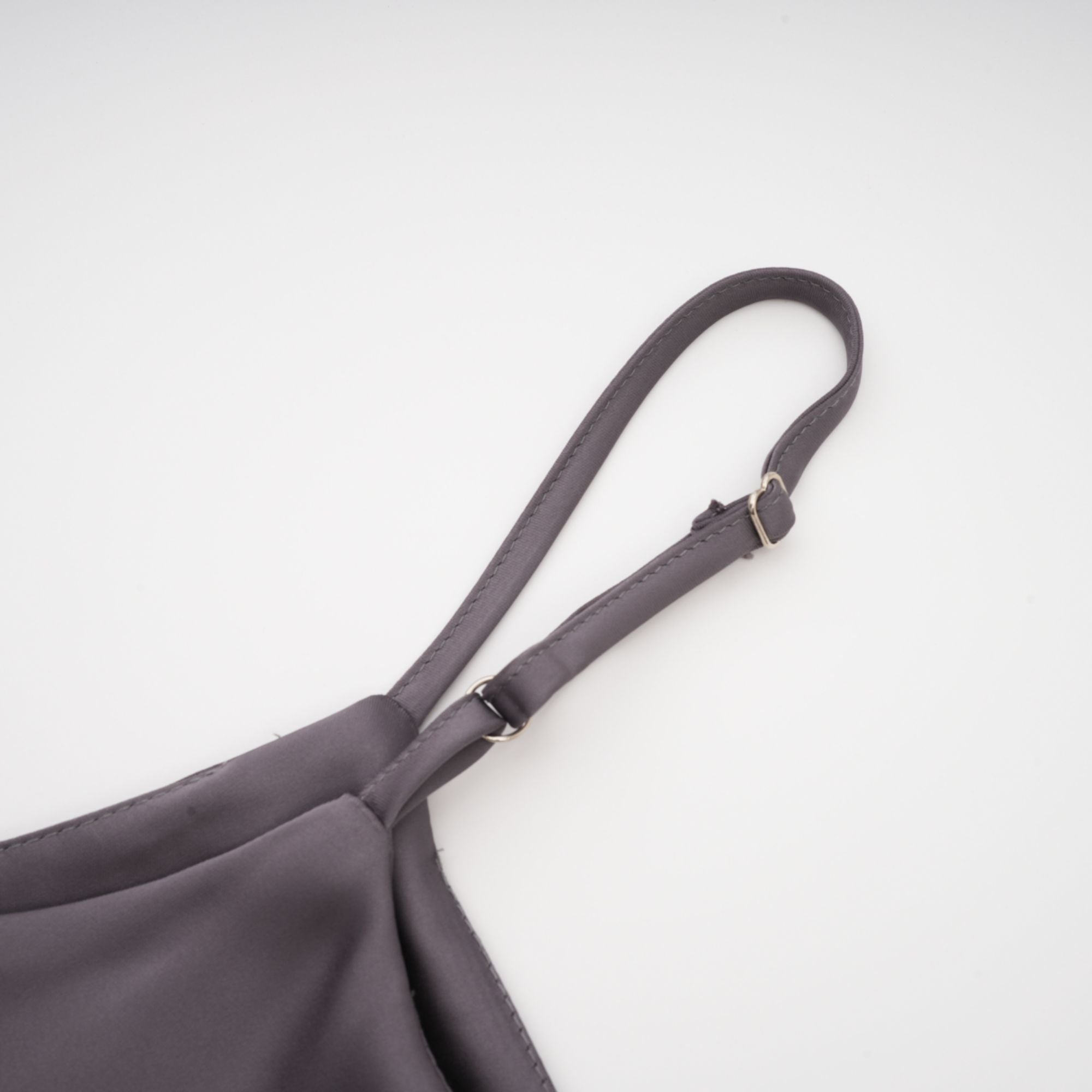 Laria Midikleid aus Satin mit Twist-Detail 