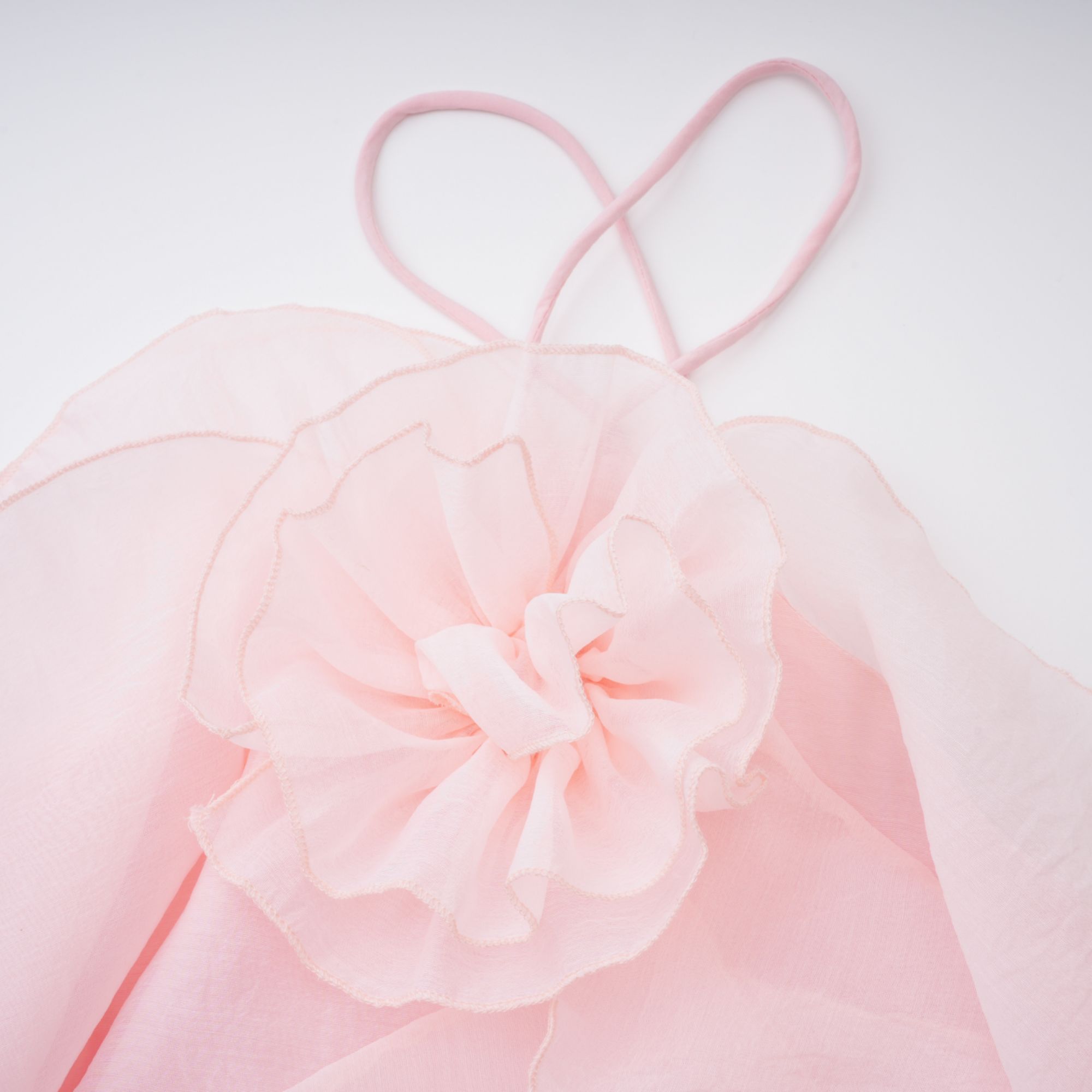 فستان لوسي الوردي القصير ذو الطبقات والمكشكش