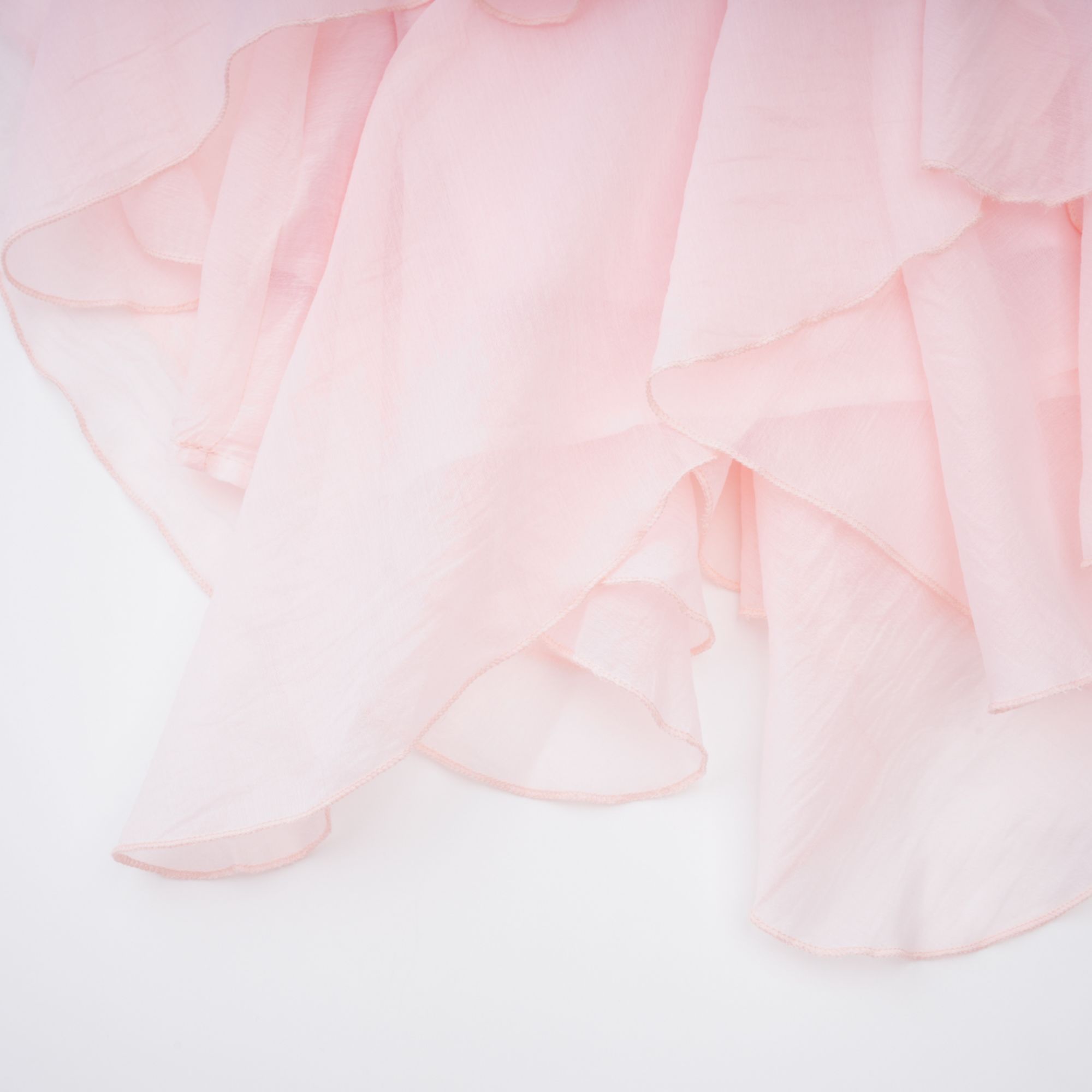 فستان لوسي الوردي القصير ذو الطبقات والمكشكش