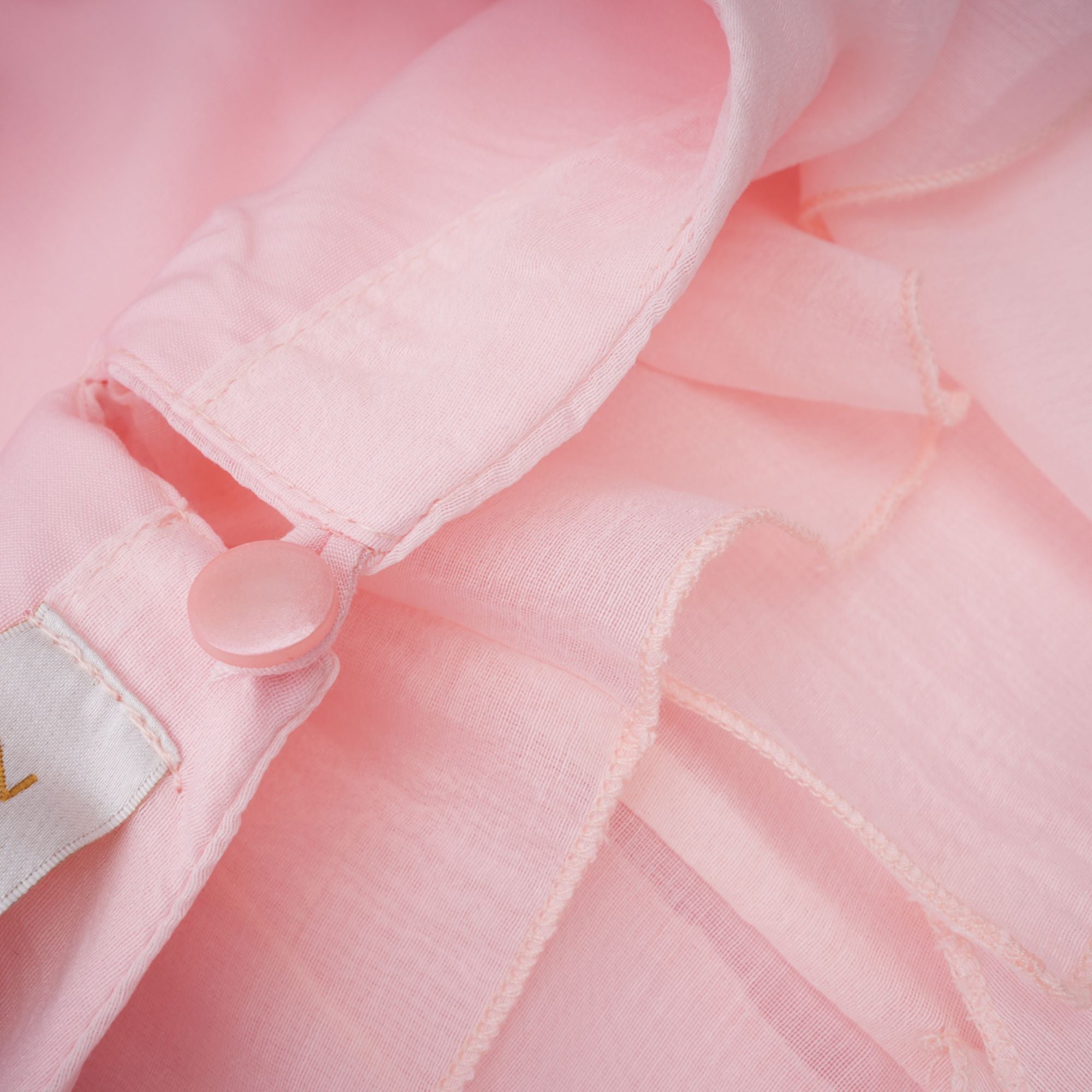 فستان لوسي الوردي القصير ذو الطبقات والمكشكش