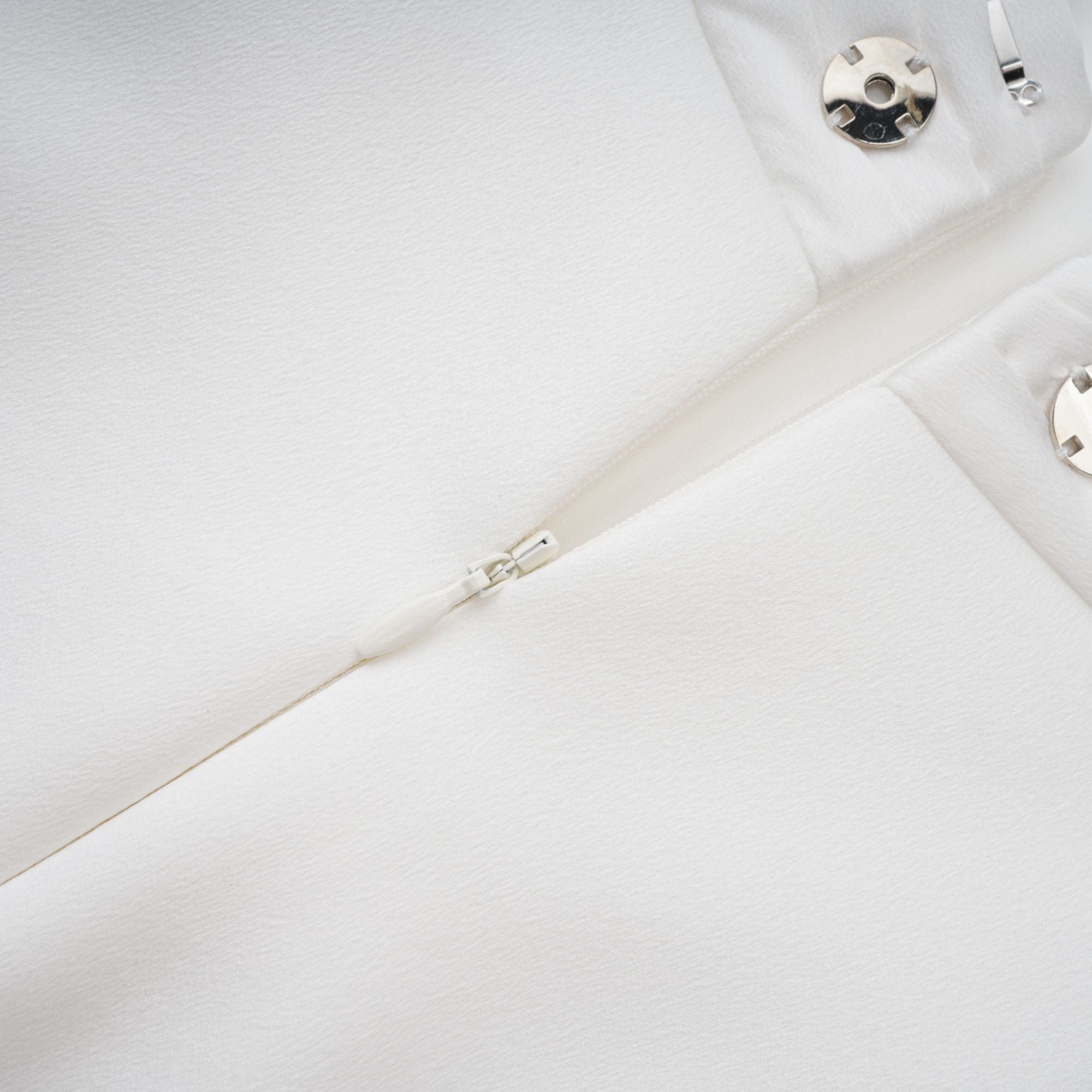 Camille – Weißes, auffälliges Maxikleid im Meerjungfrauen-Stil mit Schleife