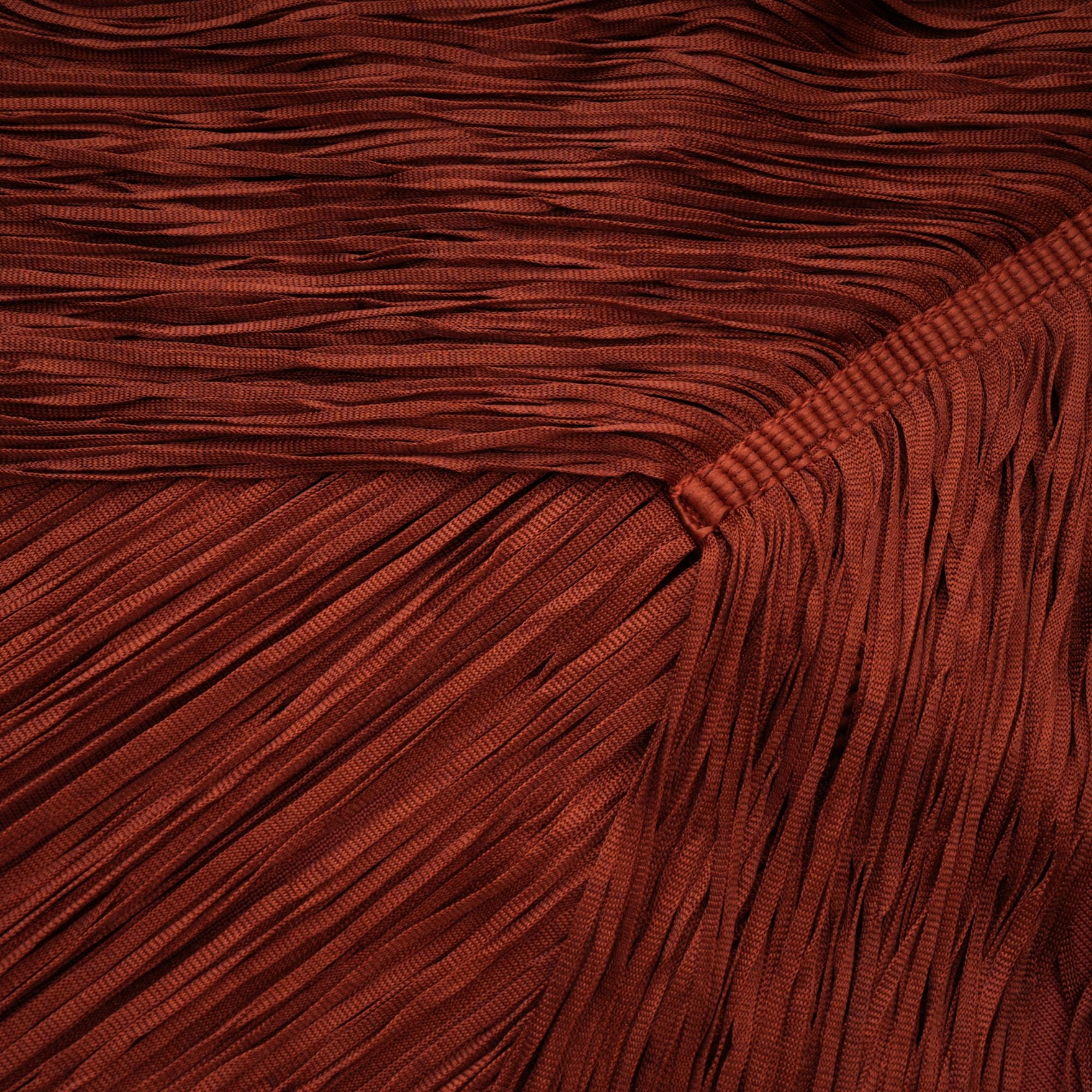 فستان ميليساند ماكسي أحمر صدئ بفتحة رقبة على شكل حرف V مع هامش