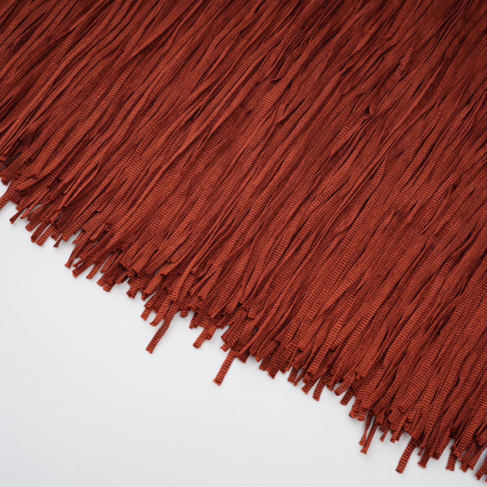 فستان ميليساند ماكسي أحمر صدئ بفتحة رقبة على شكل حرف V مع هامش