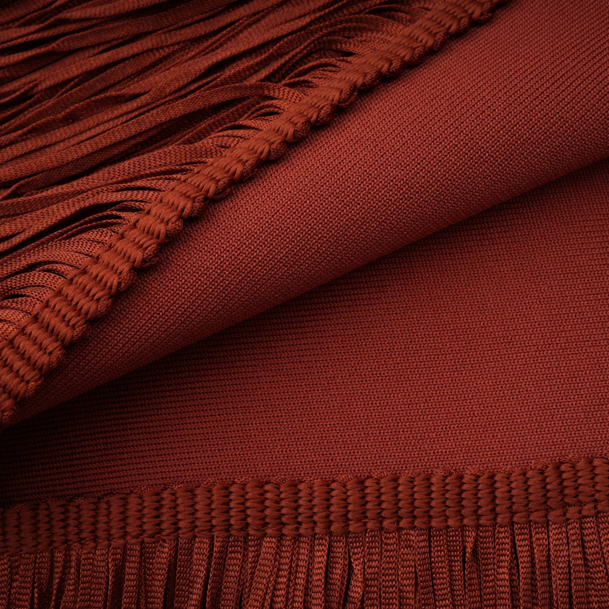 فستان ميليساند ماكسي أحمر صدئ بفتحة رقبة على شكل حرف V مع هامش