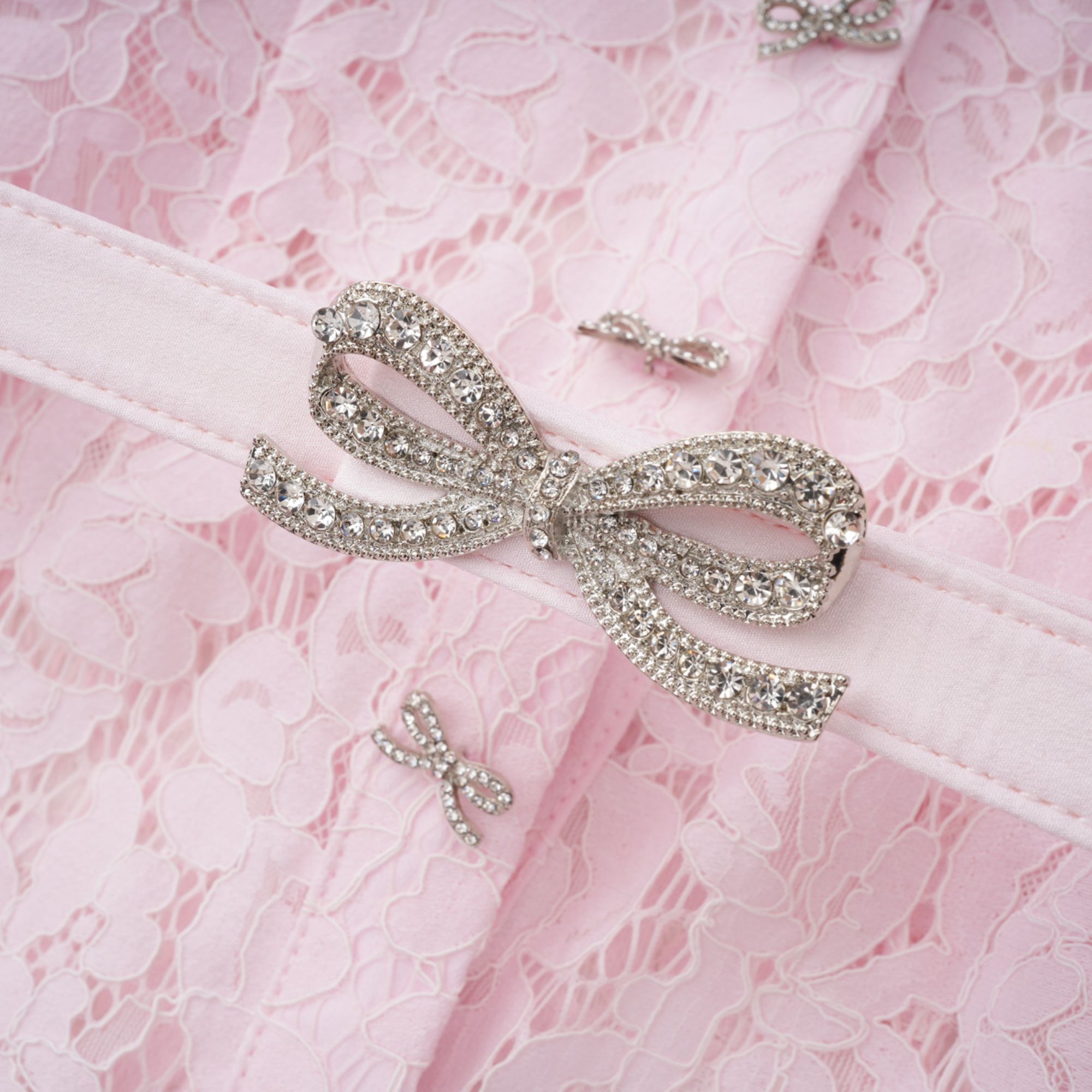 Sabine – Rosafarbenes Meerjungfrau-Midikleid mit Blumenspitze