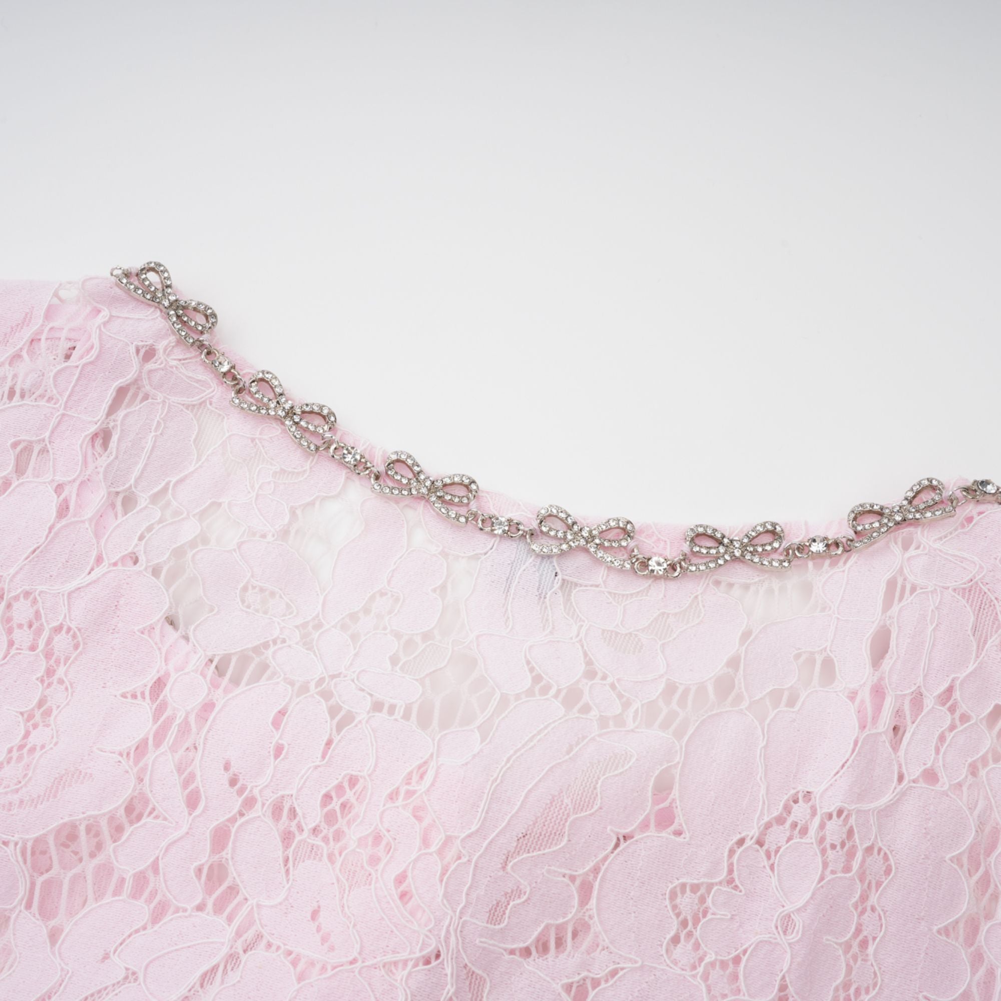 Sabine – Rosafarbenes Meerjungfrau-Midikleid mit Blumenspitze