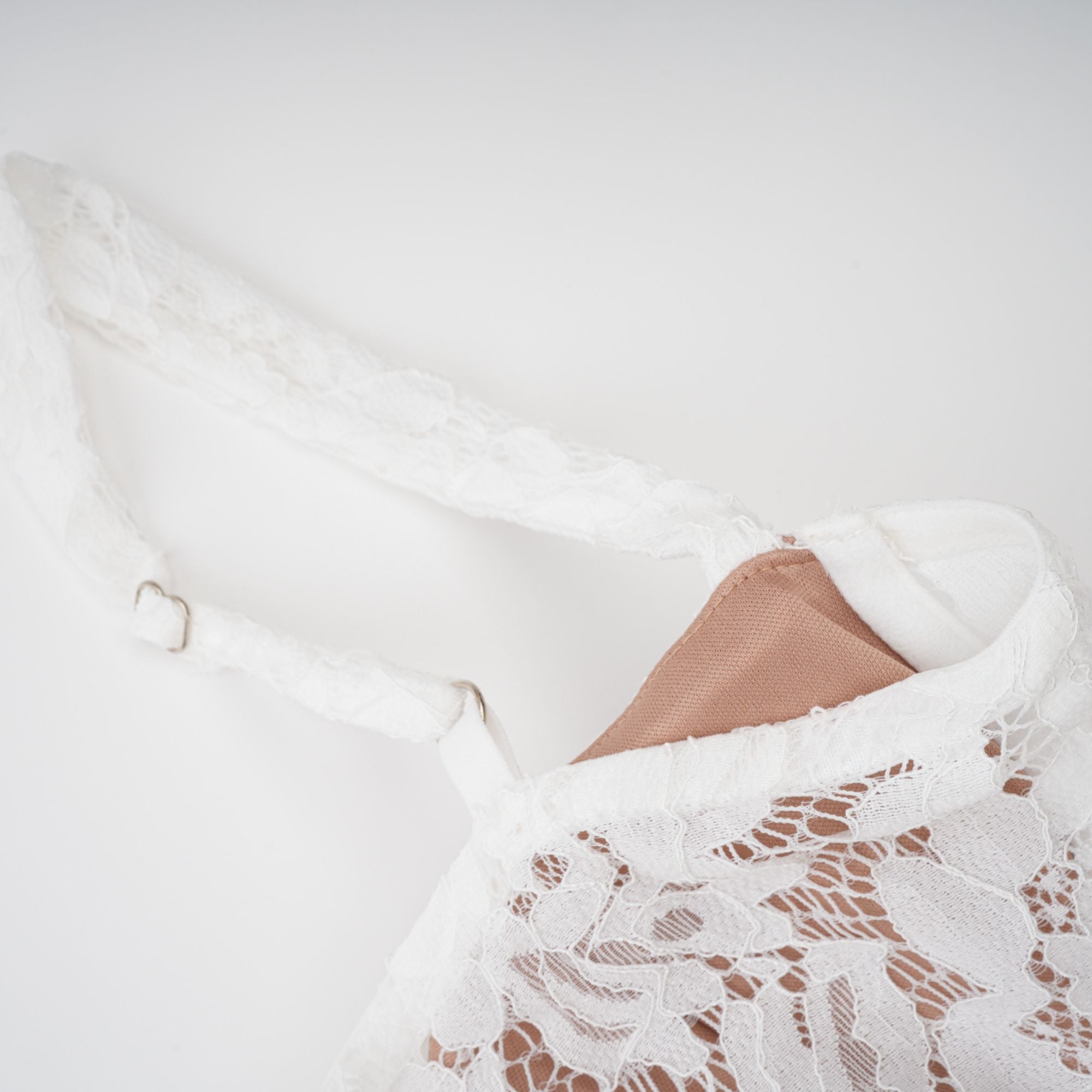 Abbie, weißes Bustier-Maxikleid mit Blumenspitze