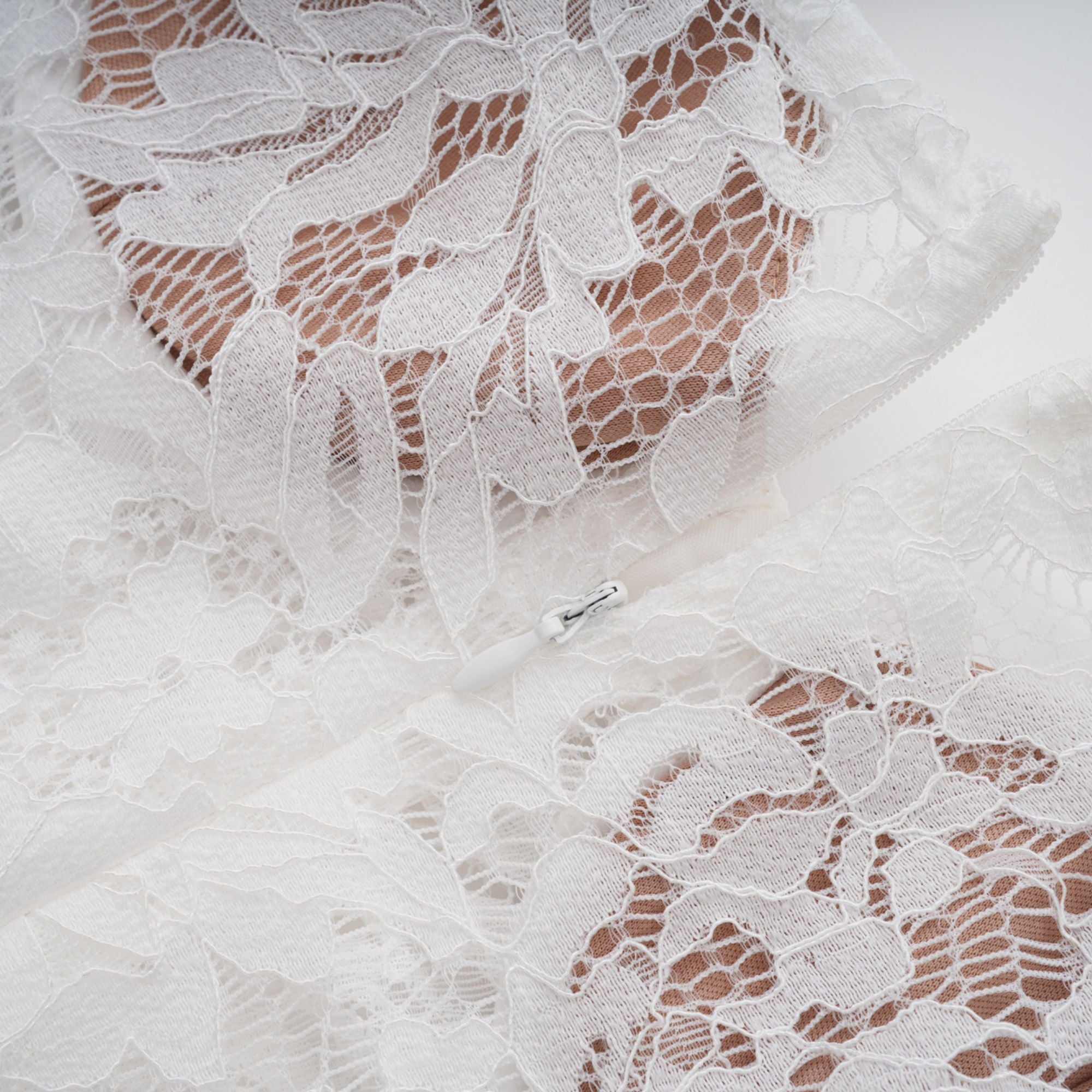 Abbie, weißes Bustier-Maxikleid mit Blumenspitze