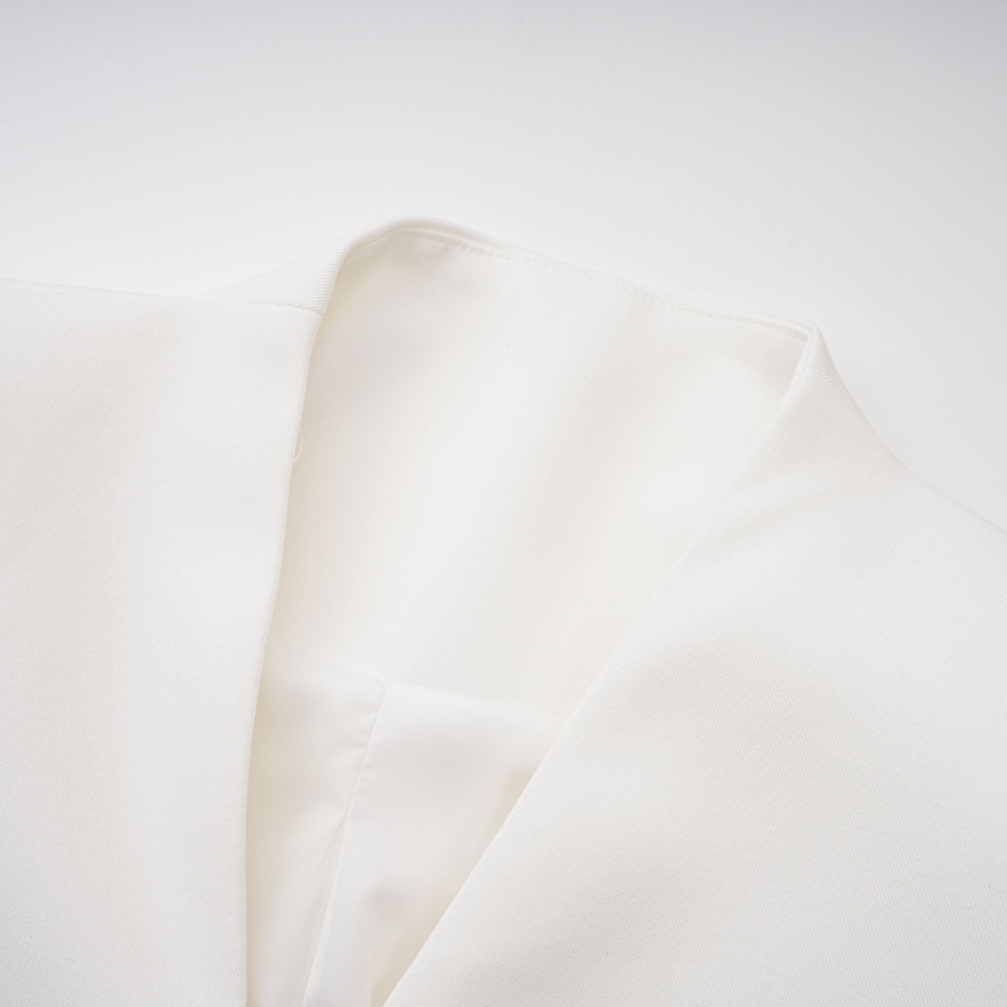 طقم جاكيت وتنورة بتصميم برميل أسود من إينورا