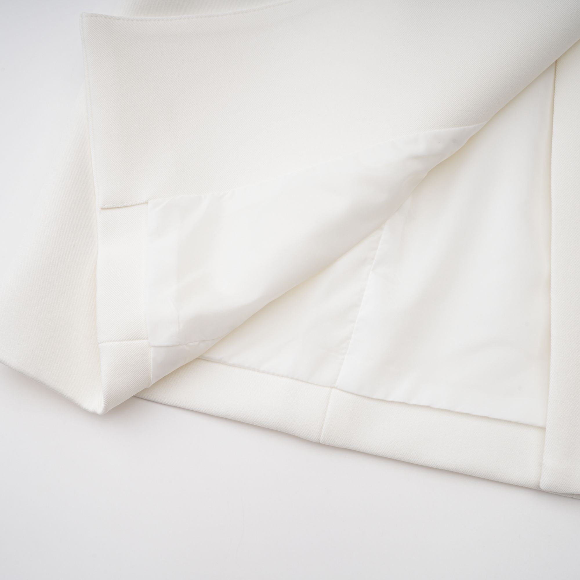 طقم جاكيت وتنورة بتصميم برميل أسود من إينورا