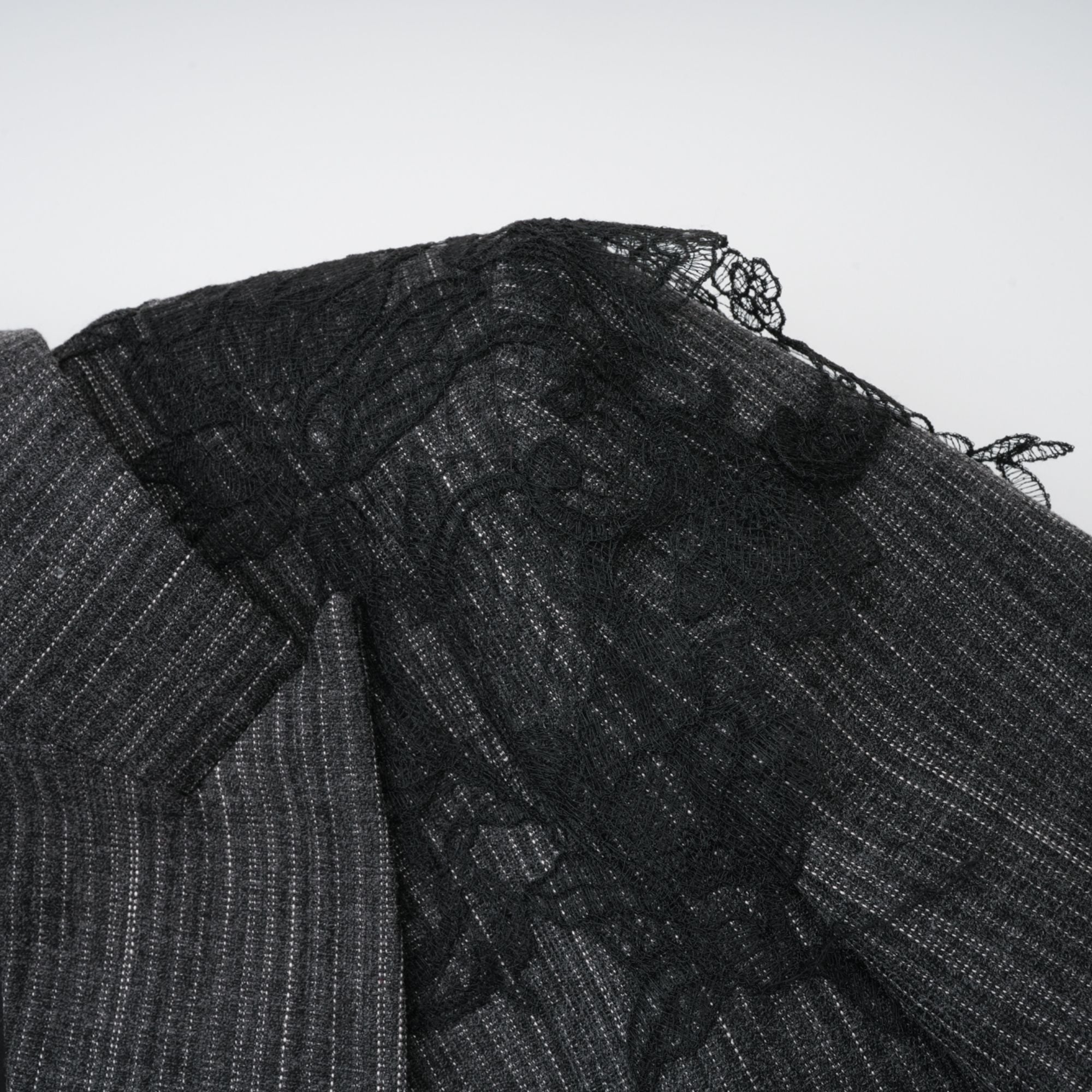 طقم سترة وتنورة مخططة مزينة بالورود باللون الرمادي من سيدوني