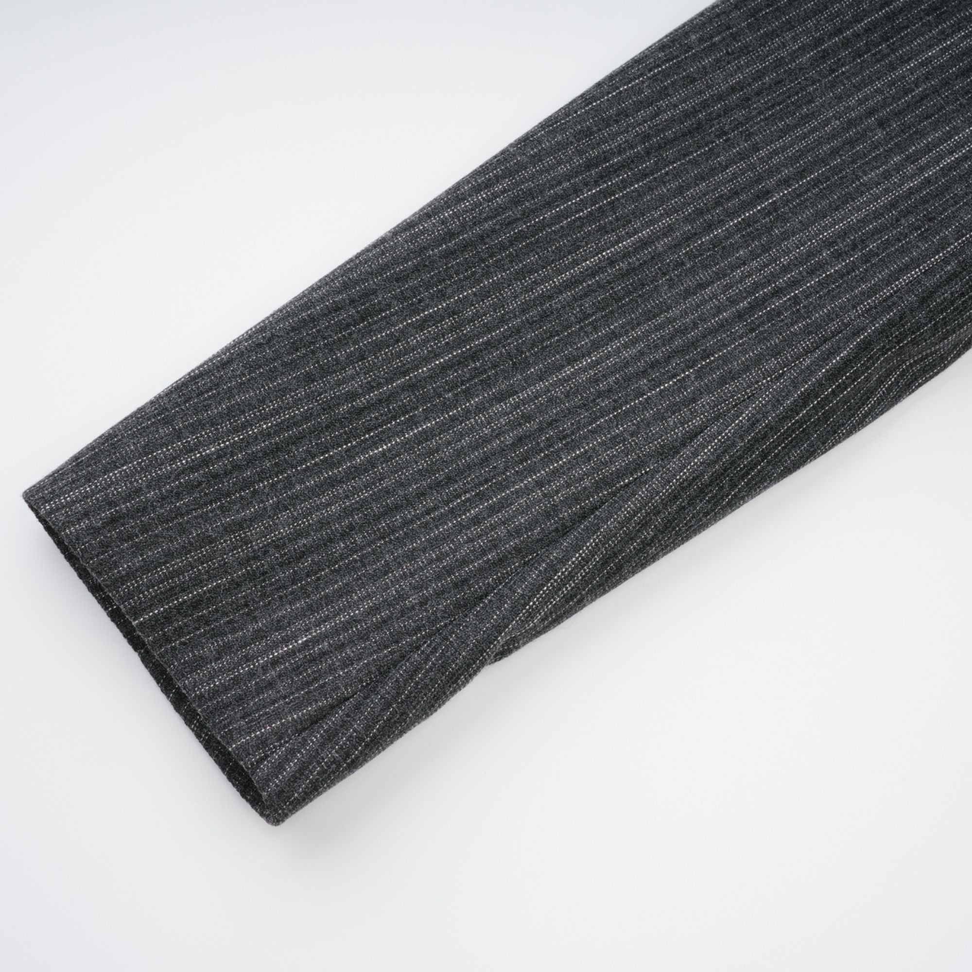 طقم سترة وتنورة مخططة مزينة بالورود باللون الرمادي من سيدوني