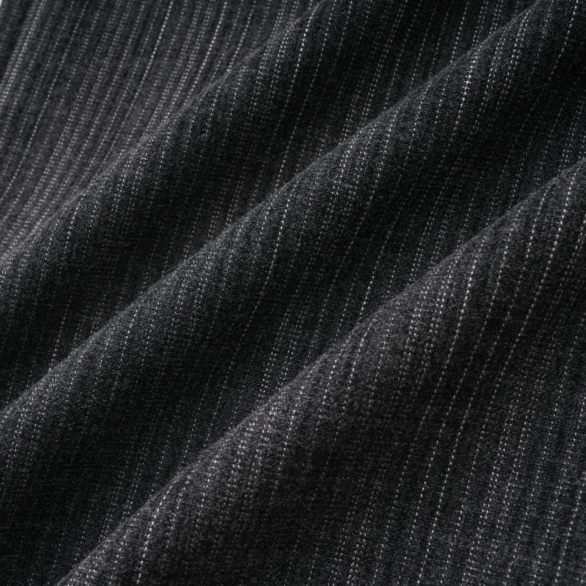 طقم سترة وتنورة مخططة مزينة بالورود باللون الرمادي من سيدوني