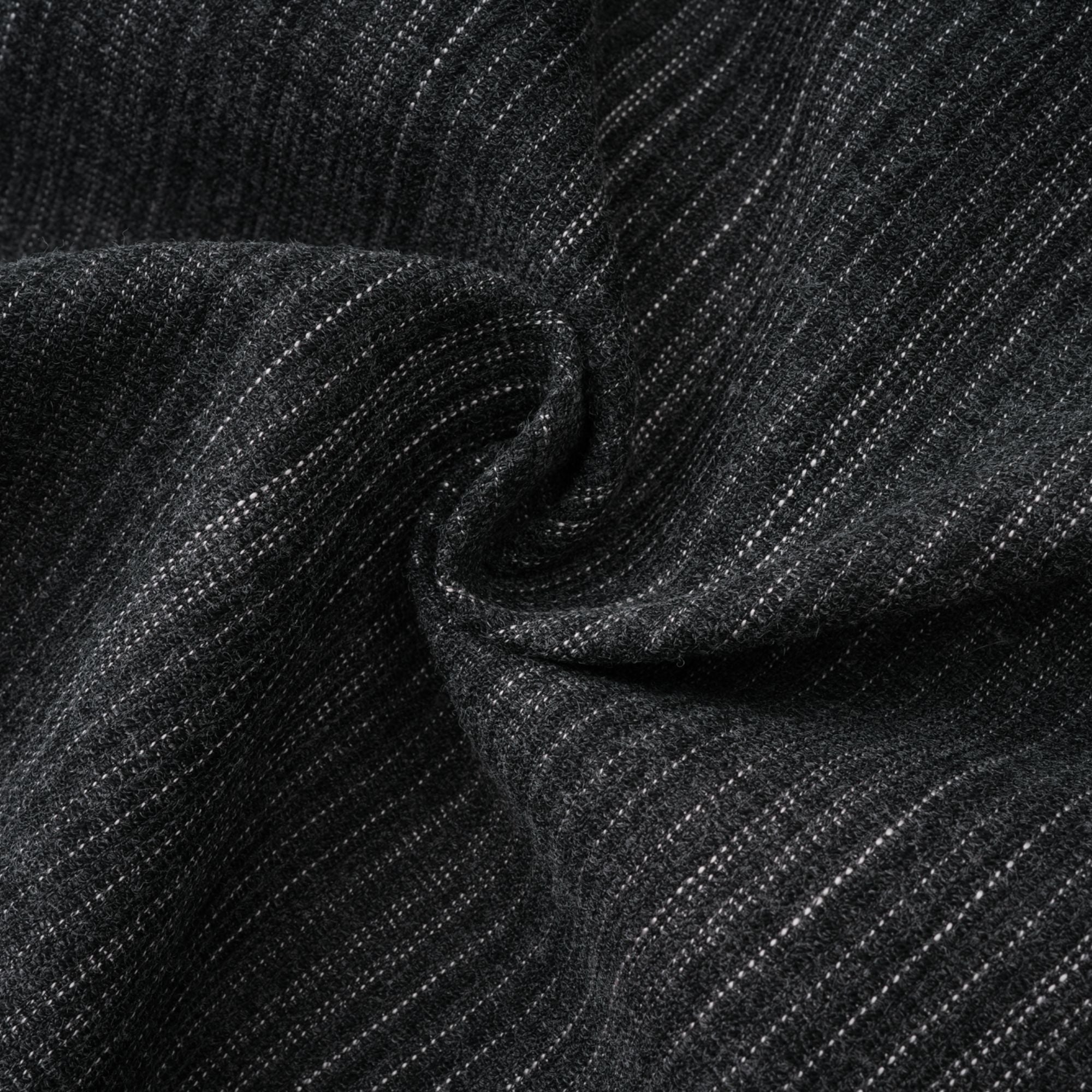 طقم سترة وتنورة مخططة مزينة بالورود باللون الرمادي من سيدوني