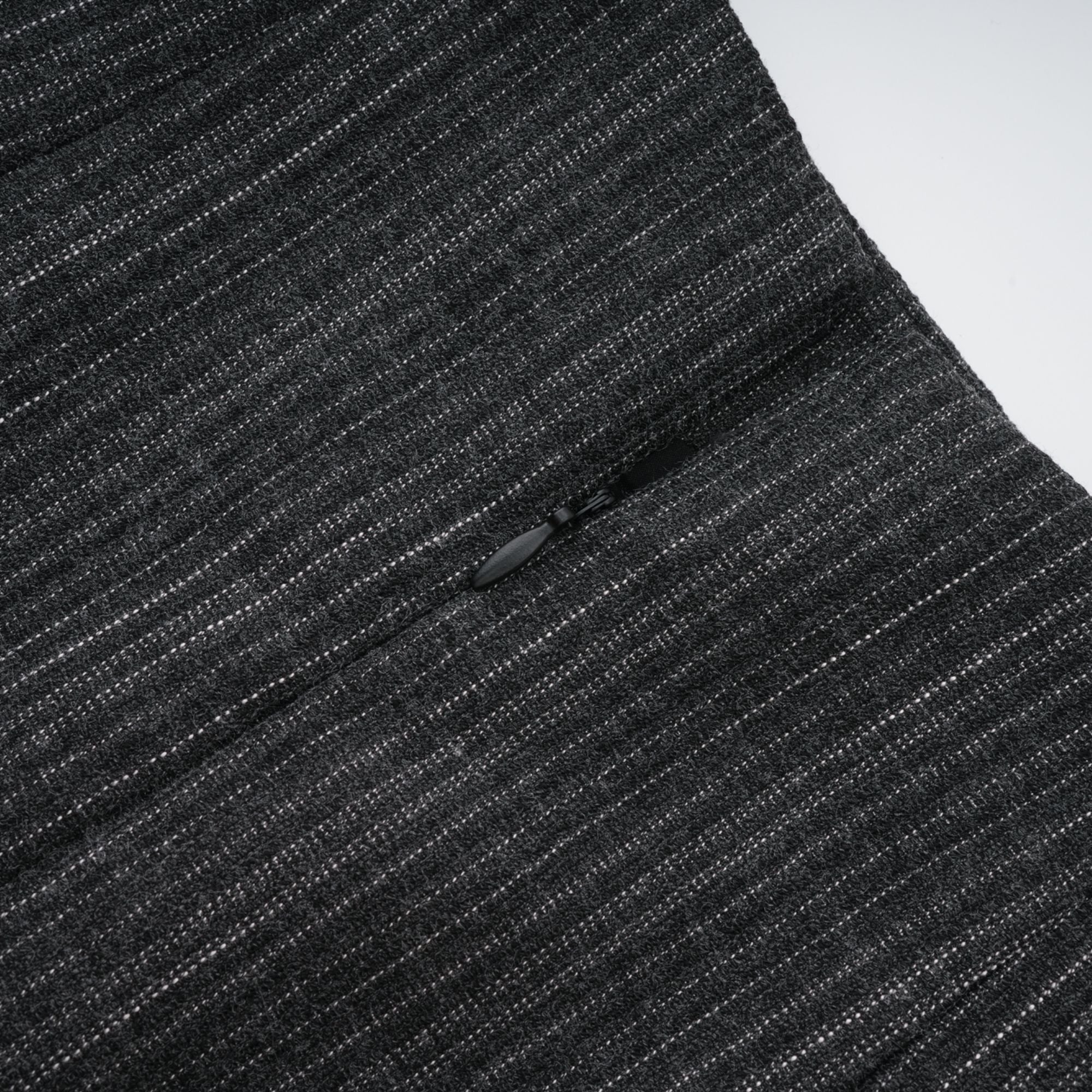 طقم سترة وتنورة مخططة مزينة بالورود باللون الرمادي من سيدوني