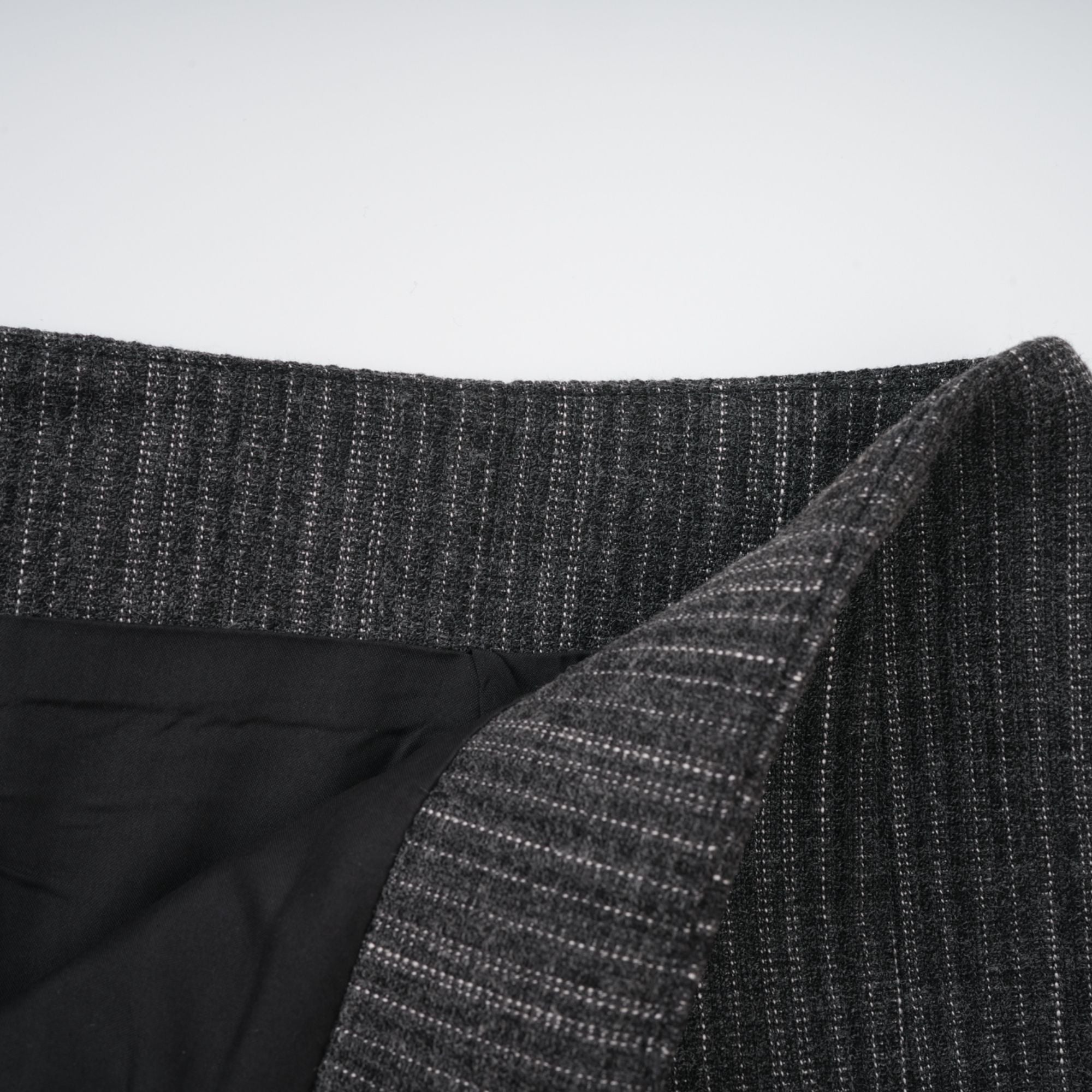 طقم سترة وتنورة مخططة مزينة بالورود باللون الرمادي من سيدوني