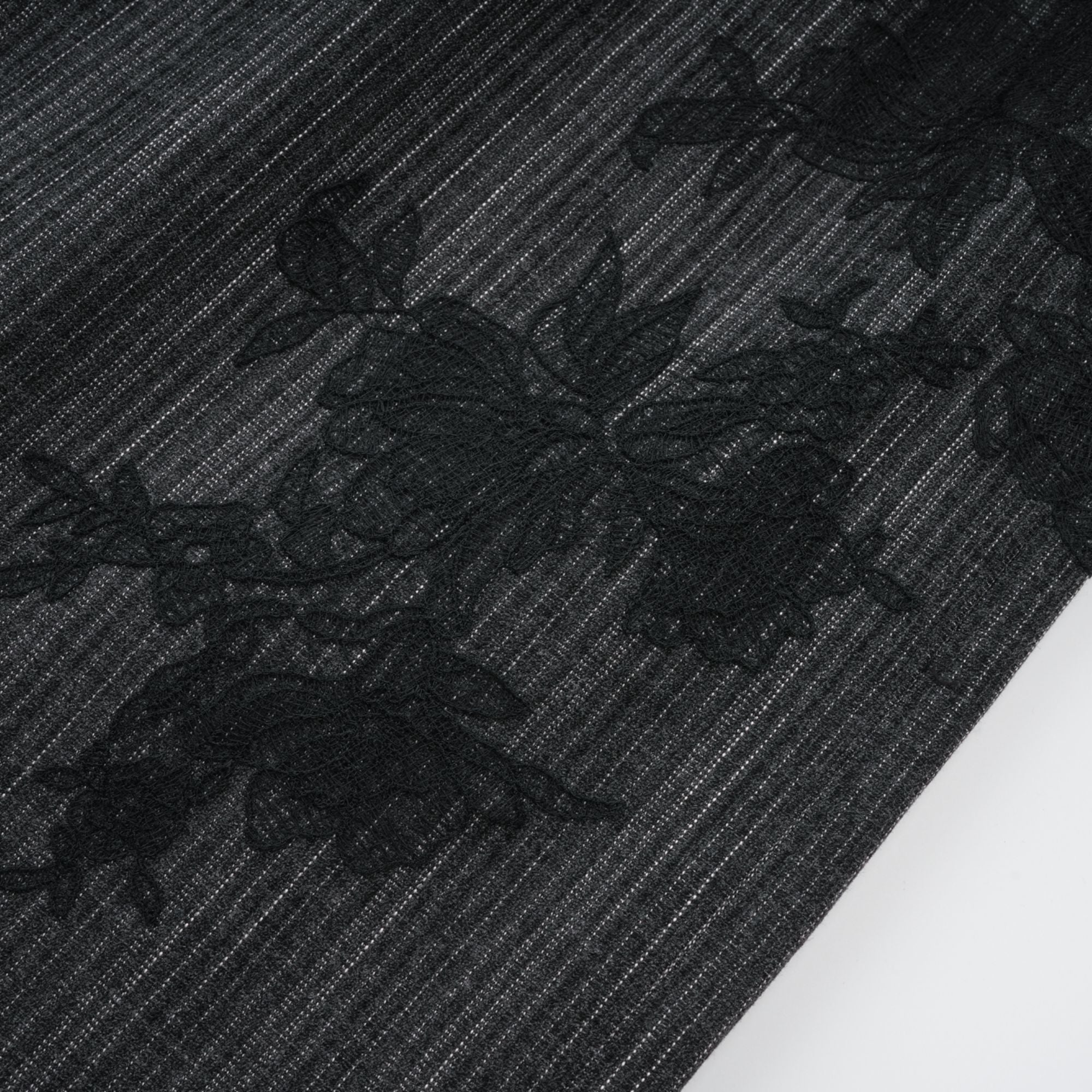 طقم سترة وتنورة مخططة مزينة بالورود باللون الرمادي من سيدوني