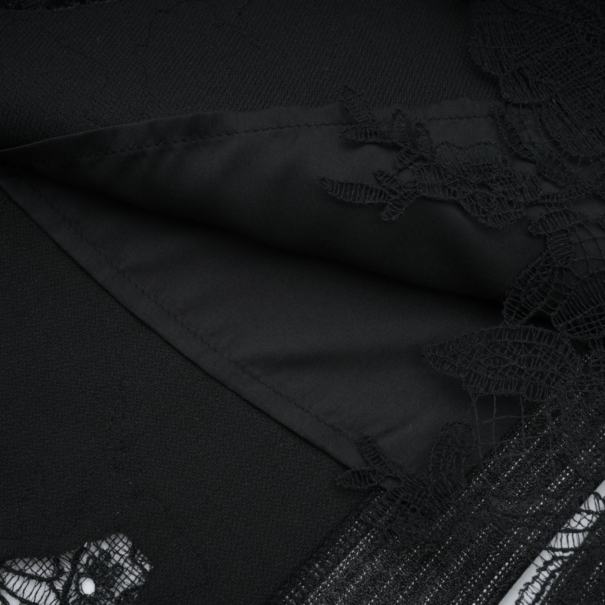 طقم سترة وتنورة مخططة مزينة بالورود باللون الرمادي من سيدوني