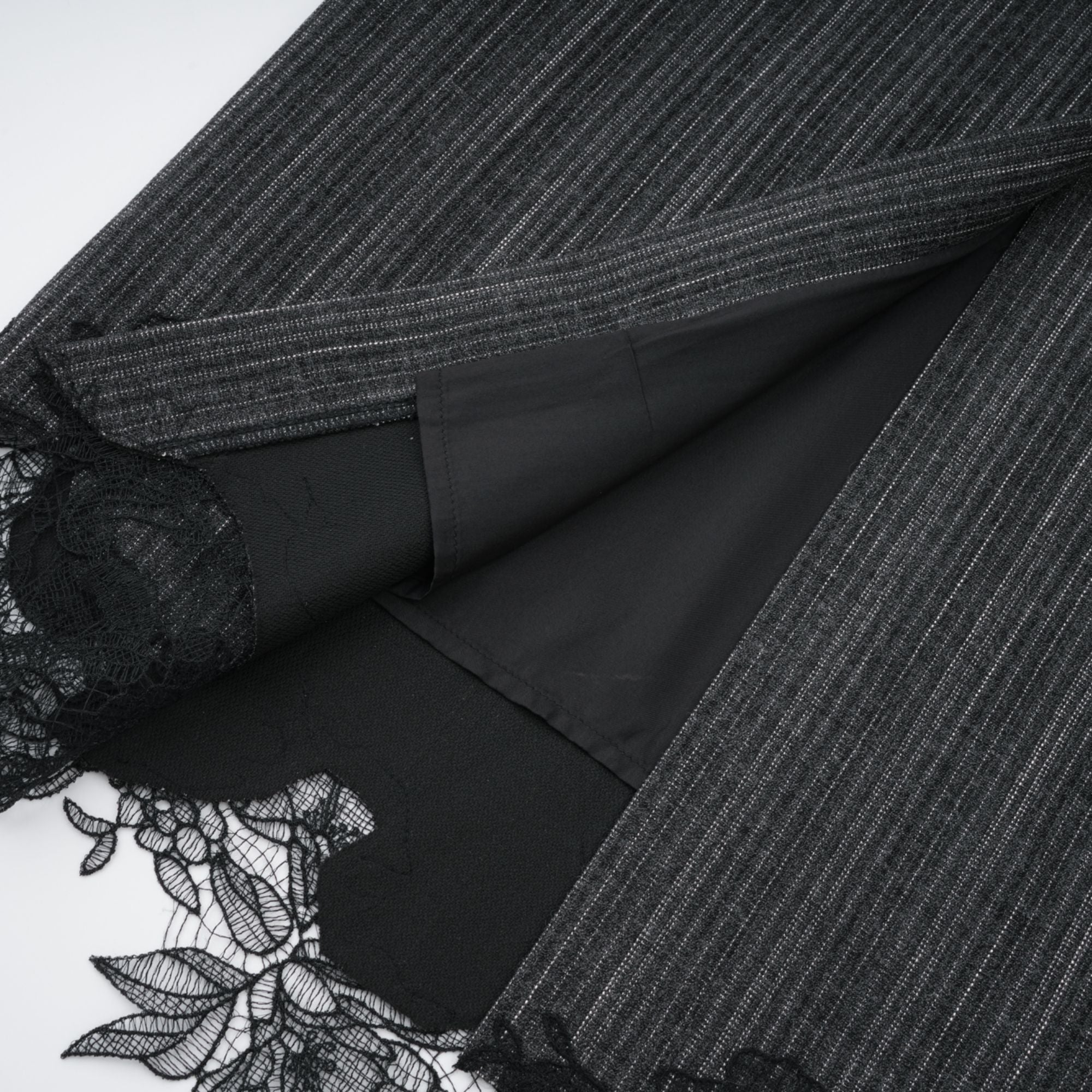 طقم سترة وتنورة مخططة مزينة بالورود باللون الرمادي من سيدوني