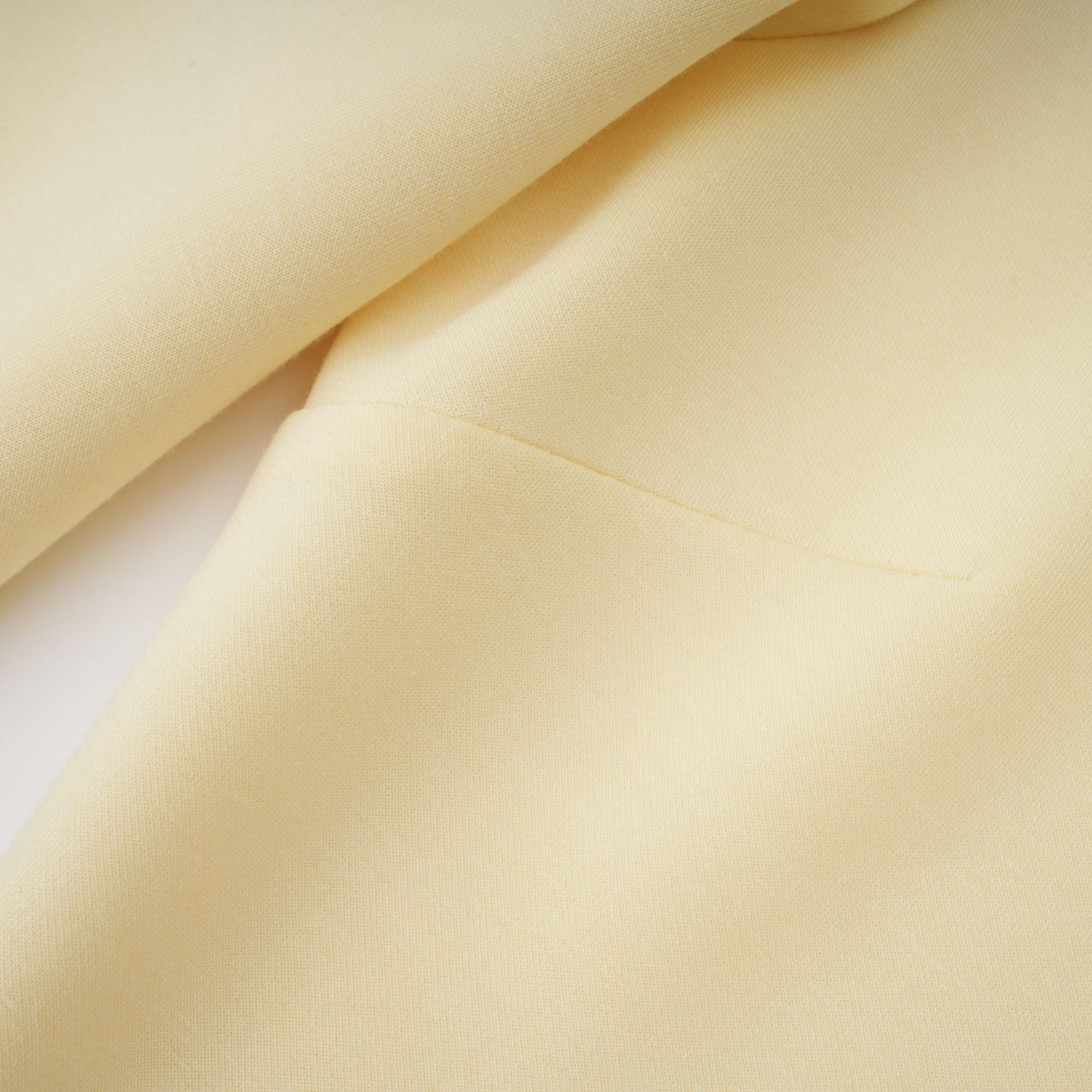 Piroska Maxikleid mit gelbem Perlenbesatz und Schal-Detail