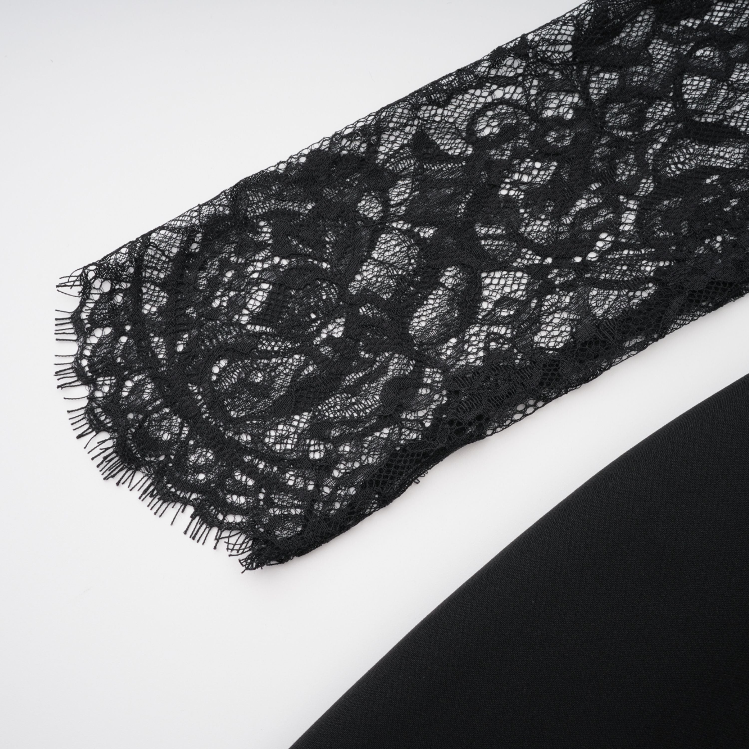 Maxikleid mit Spitzenärmeln