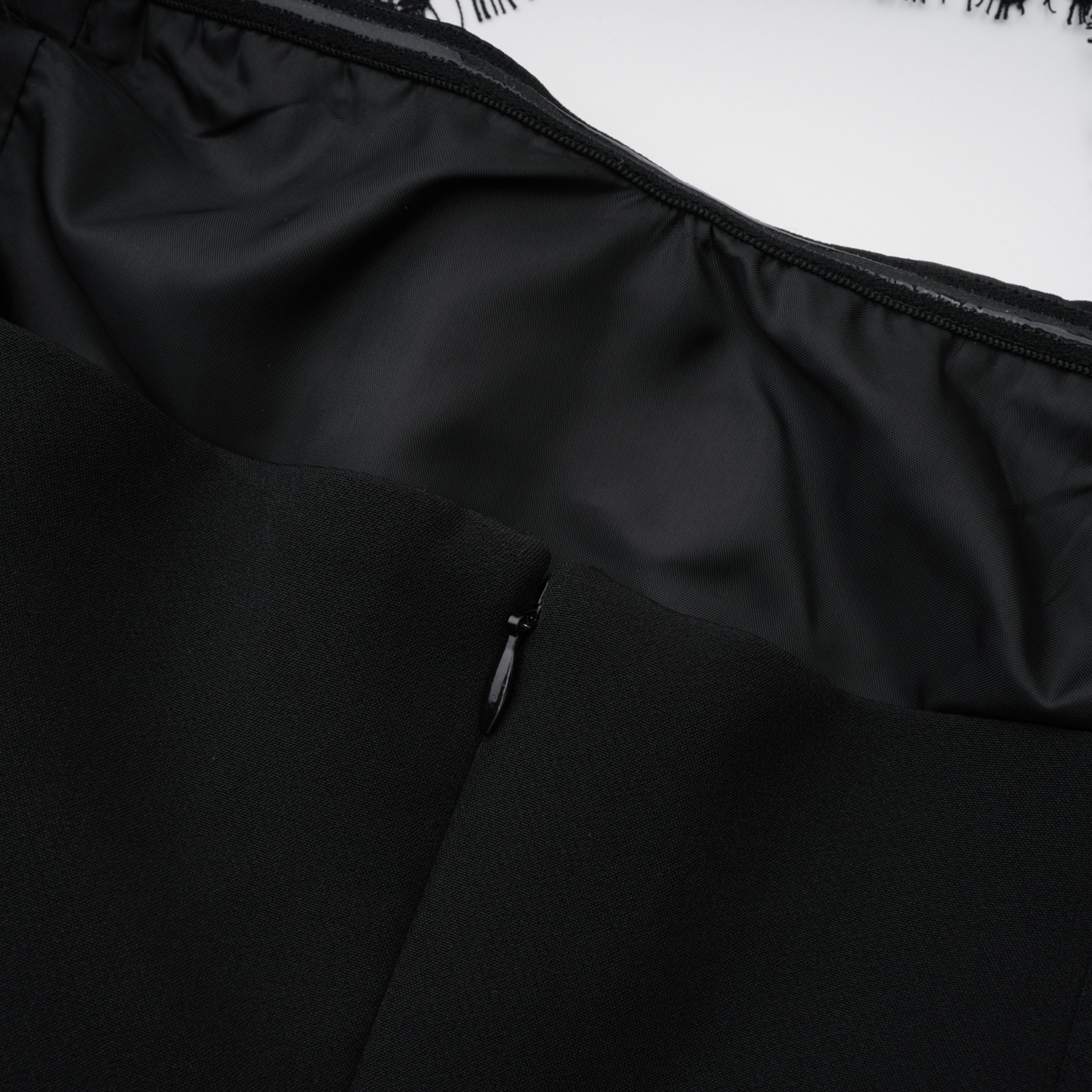 Maxikleid mit Spitzenärmeln