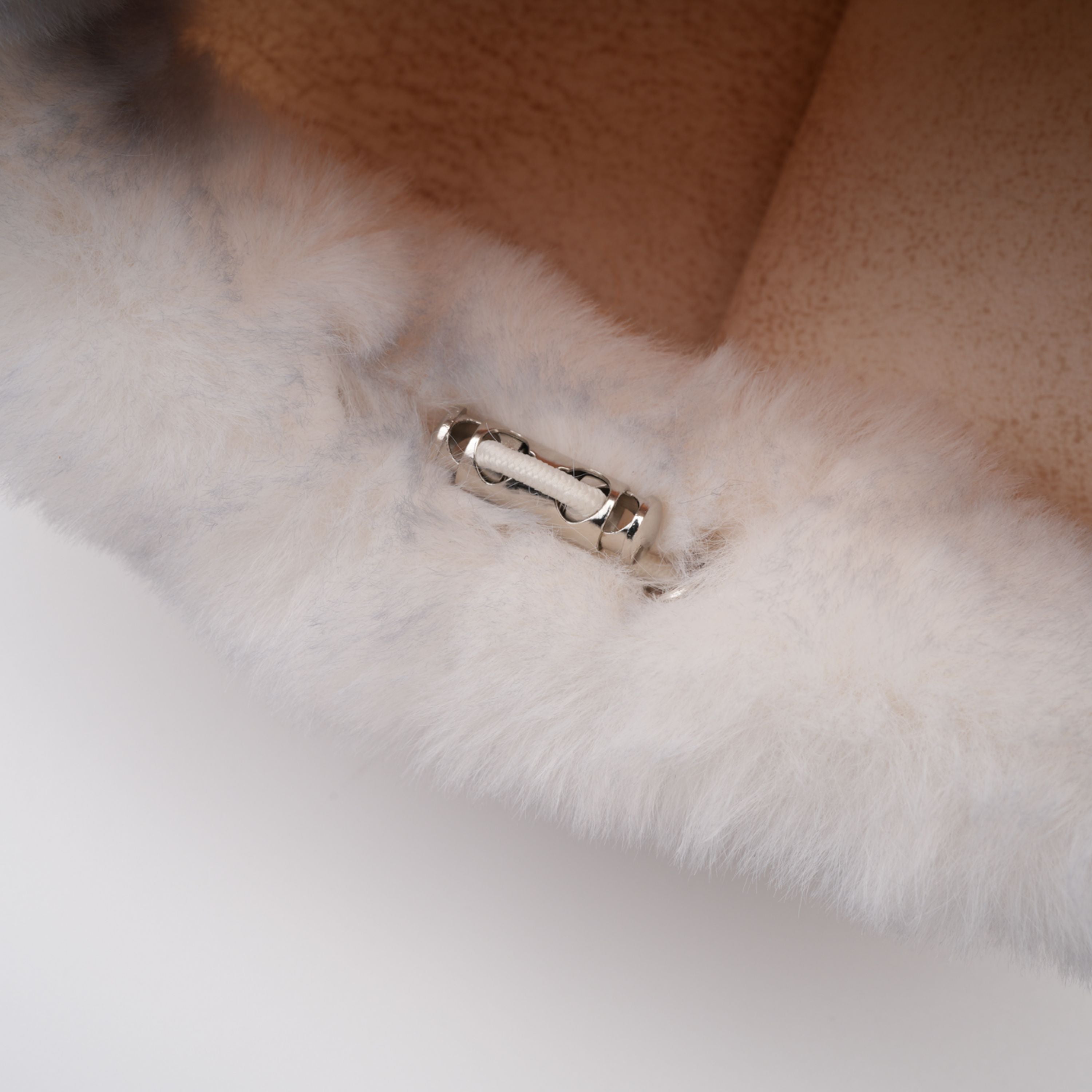 Alina Weißer Kurzmantel aus Kunstfell mit Farbverlauf