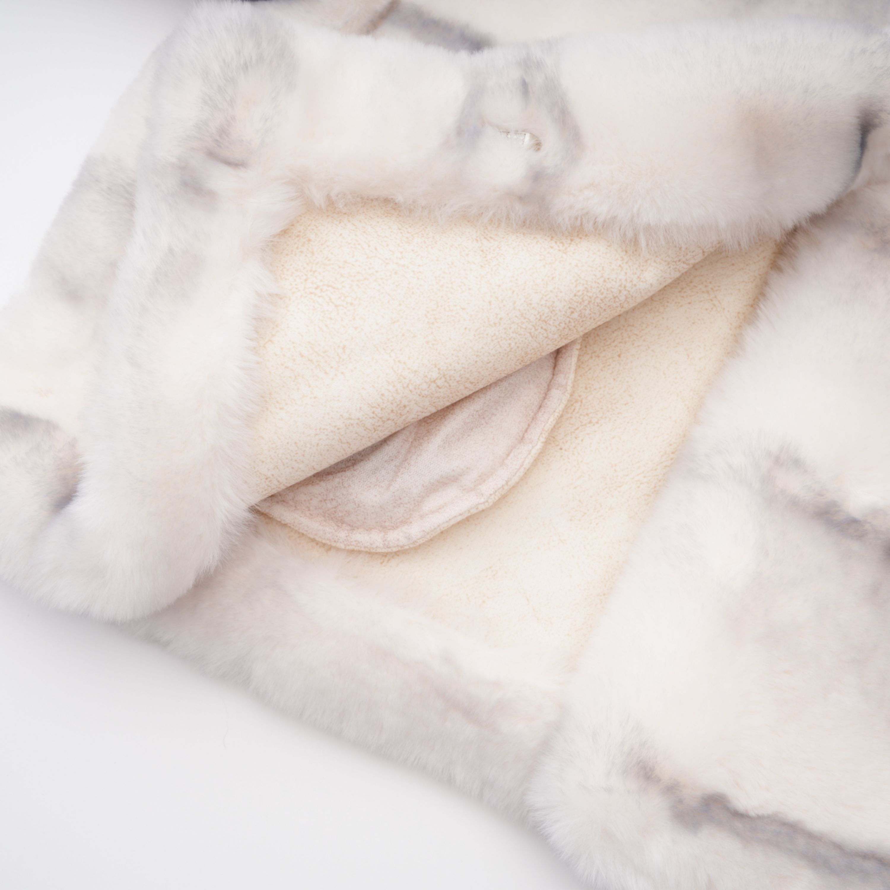 Alina Weißer Kurzmantel aus Kunstfell mit Farbverlauf