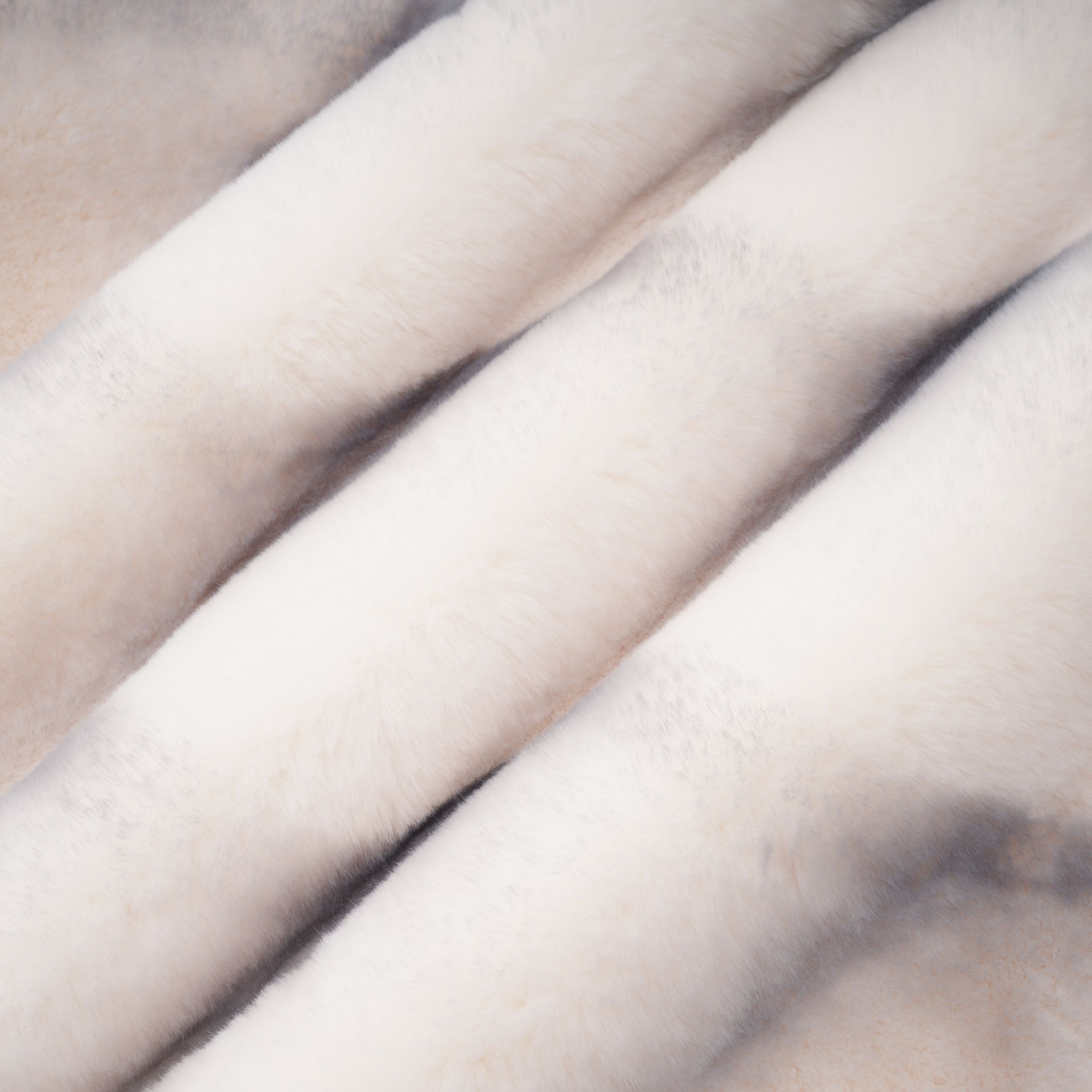 Alina Weißer Kurzmantel aus Kunstfell mit Farbverlauf