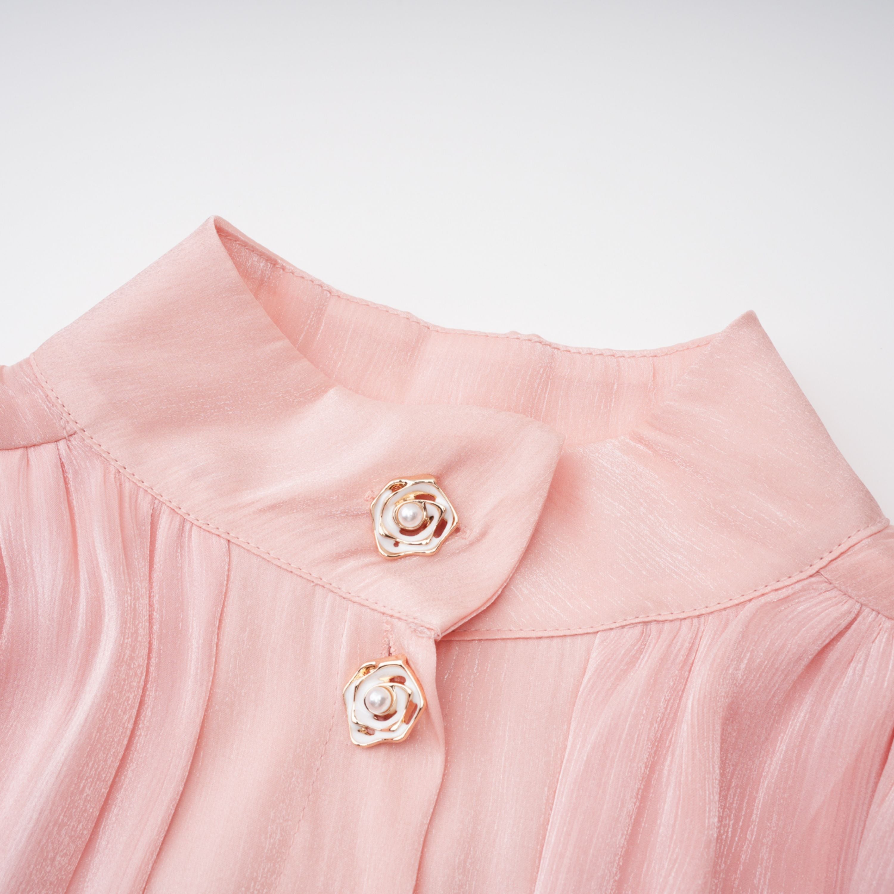 Emersyn Pinkes Minikleid mit hohem Kragen und Rüschendetails