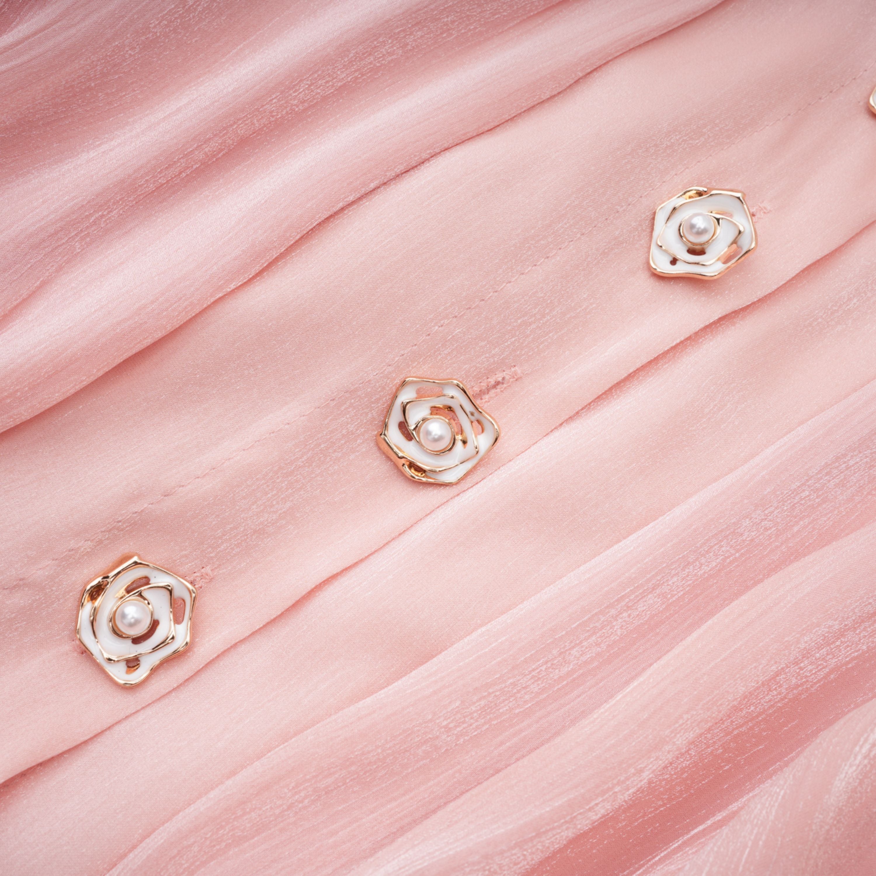 Emersyn Pinkes Minikleid mit hohem Kragen und Rüschendetails