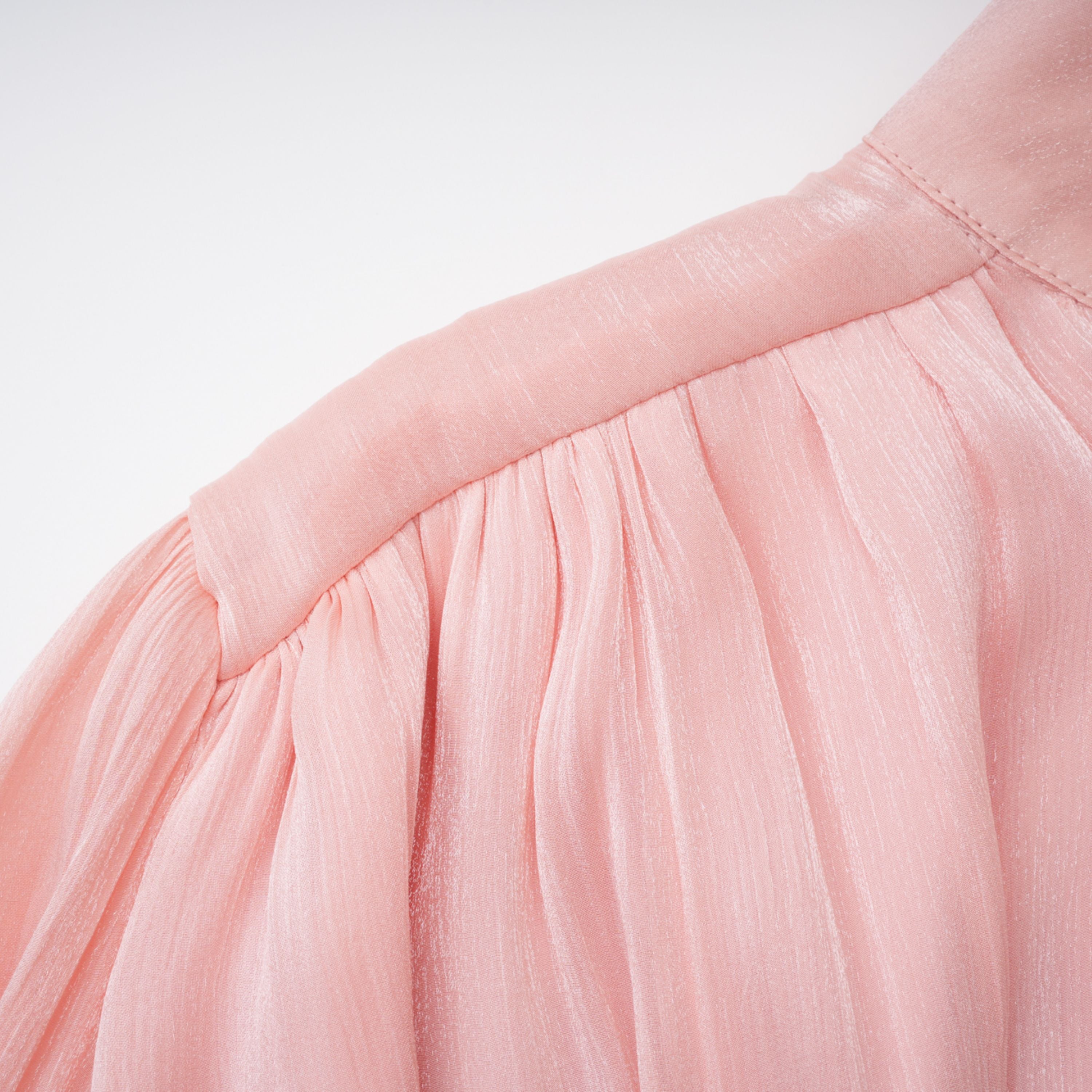 Emersyn Pinkes Minikleid mit hohem Kragen und Rüschendetails