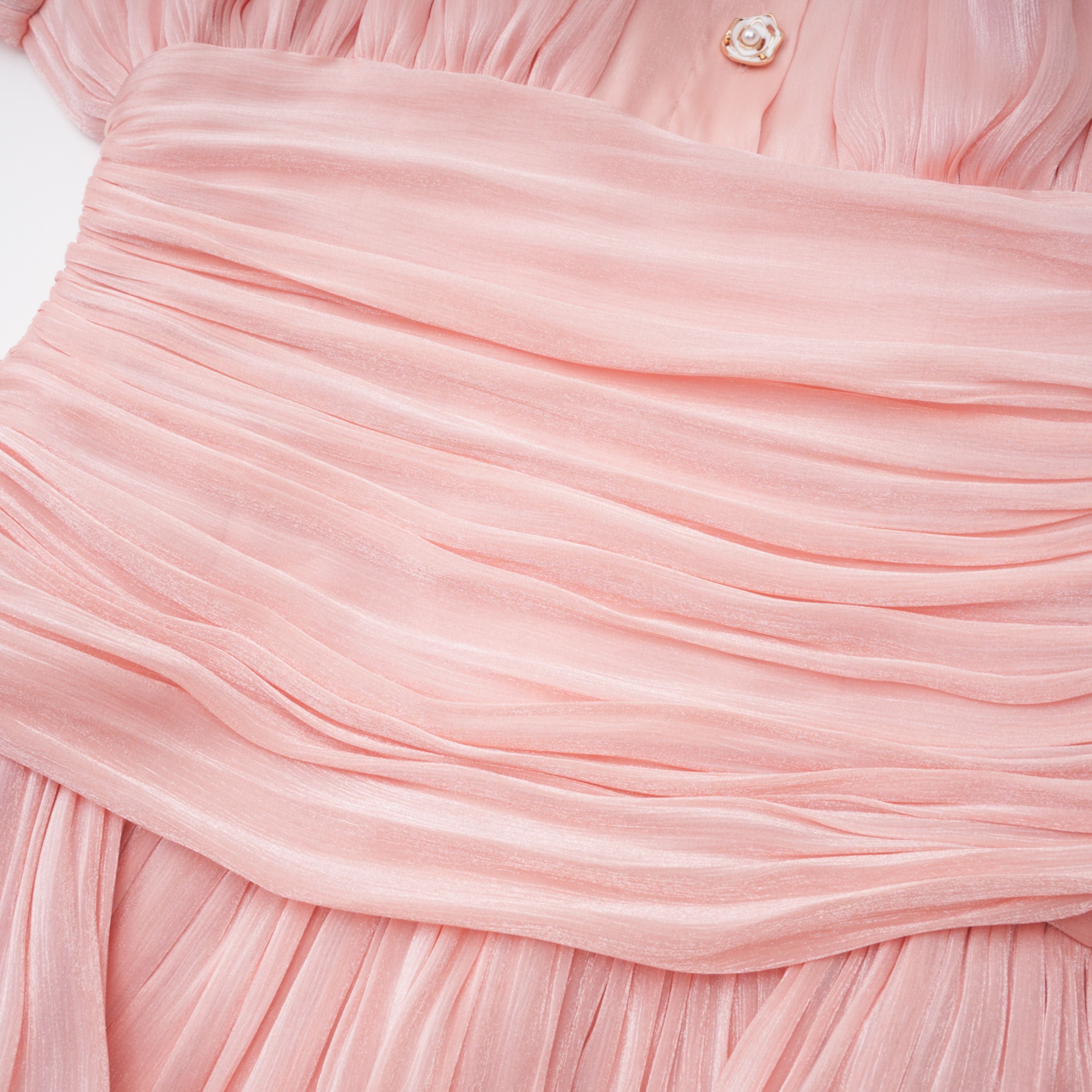 Emersyn Pinkes Minikleid mit hohem Kragen und Rüschendetails