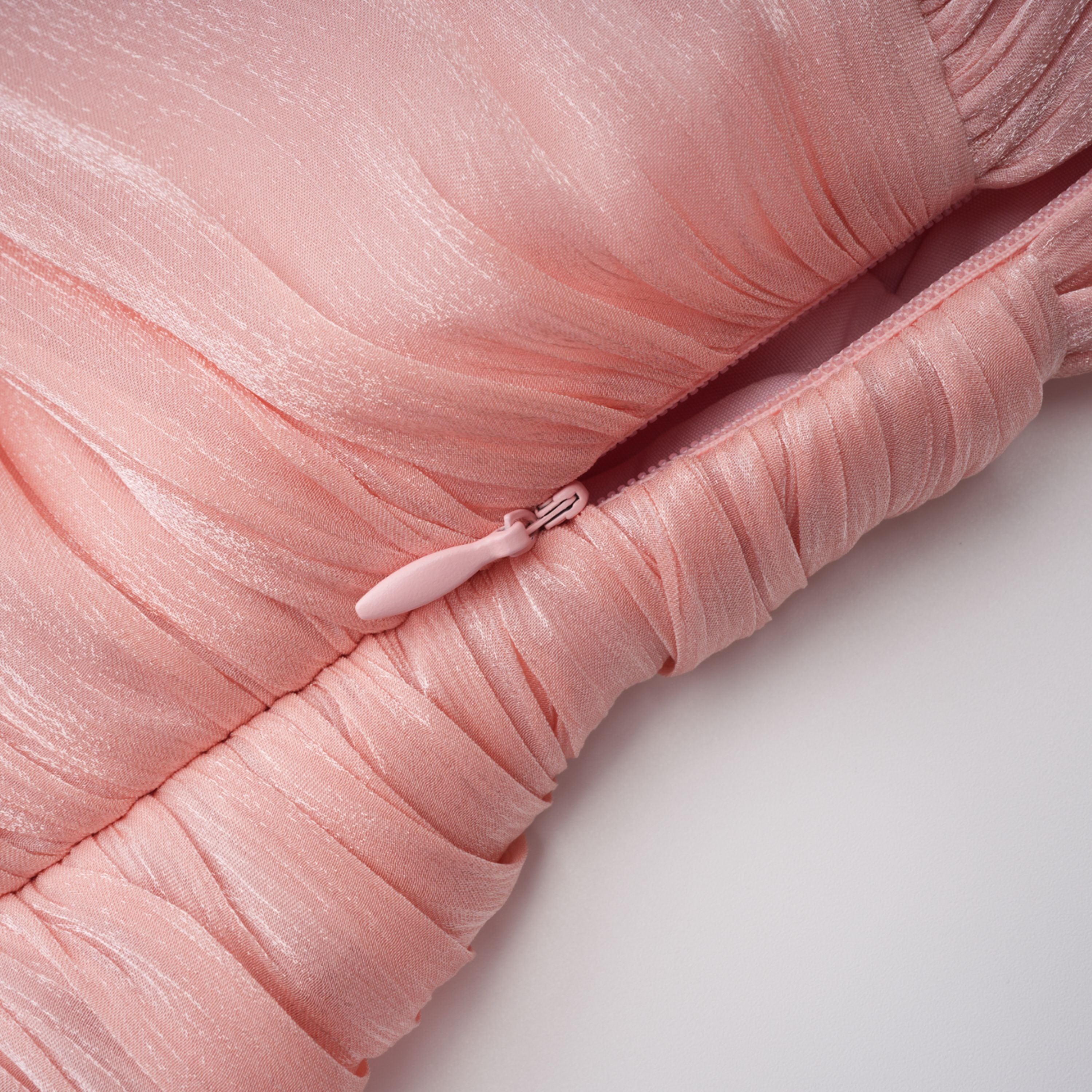 Emersyn Pinkes Minikleid mit hohem Kragen und Rüschendetails