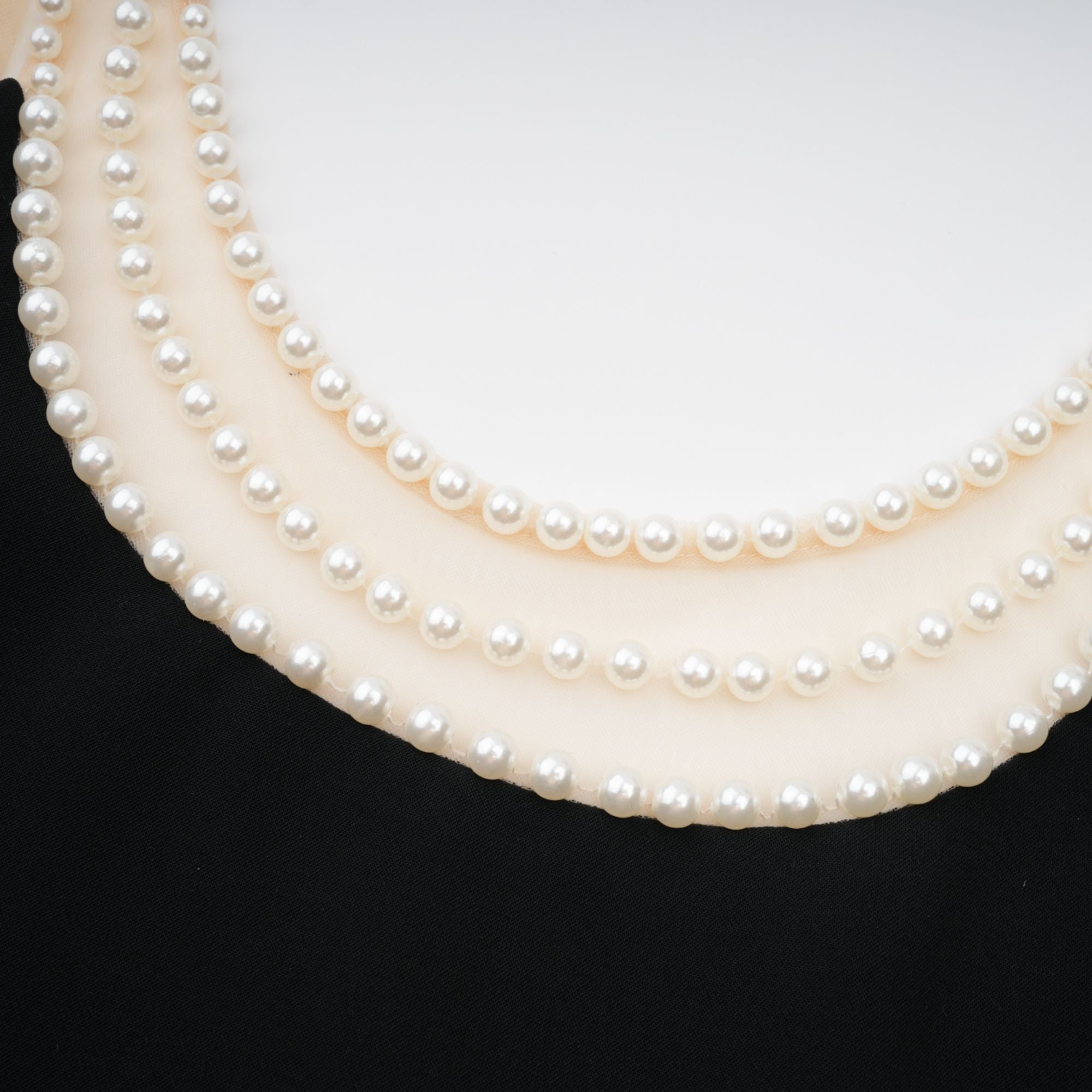 فستان دانيه قصير باللون الأسود مزين باللؤلؤ الصناعي