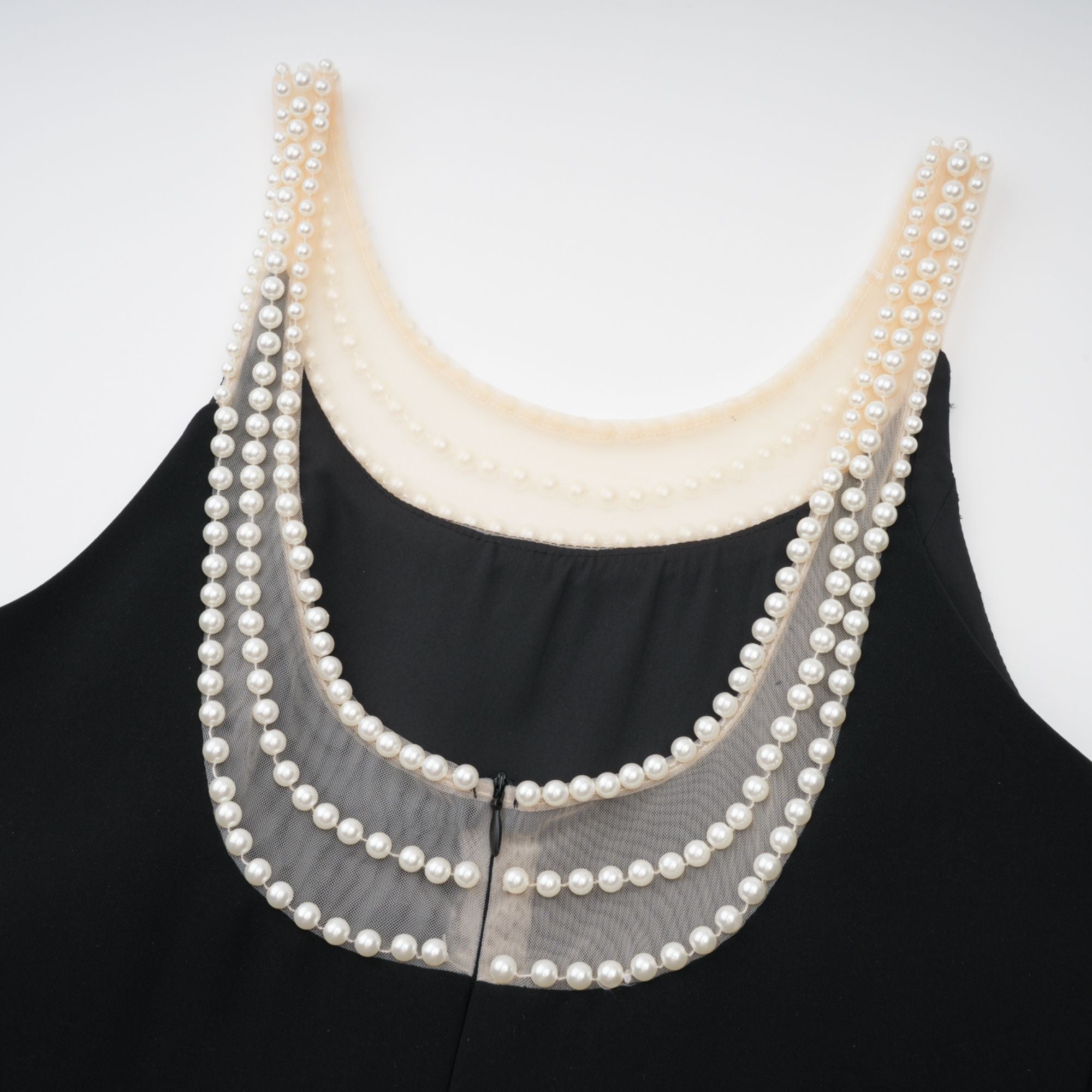 فستان دانيه قصير باللون الأسود مزين باللؤلؤ الصناعي